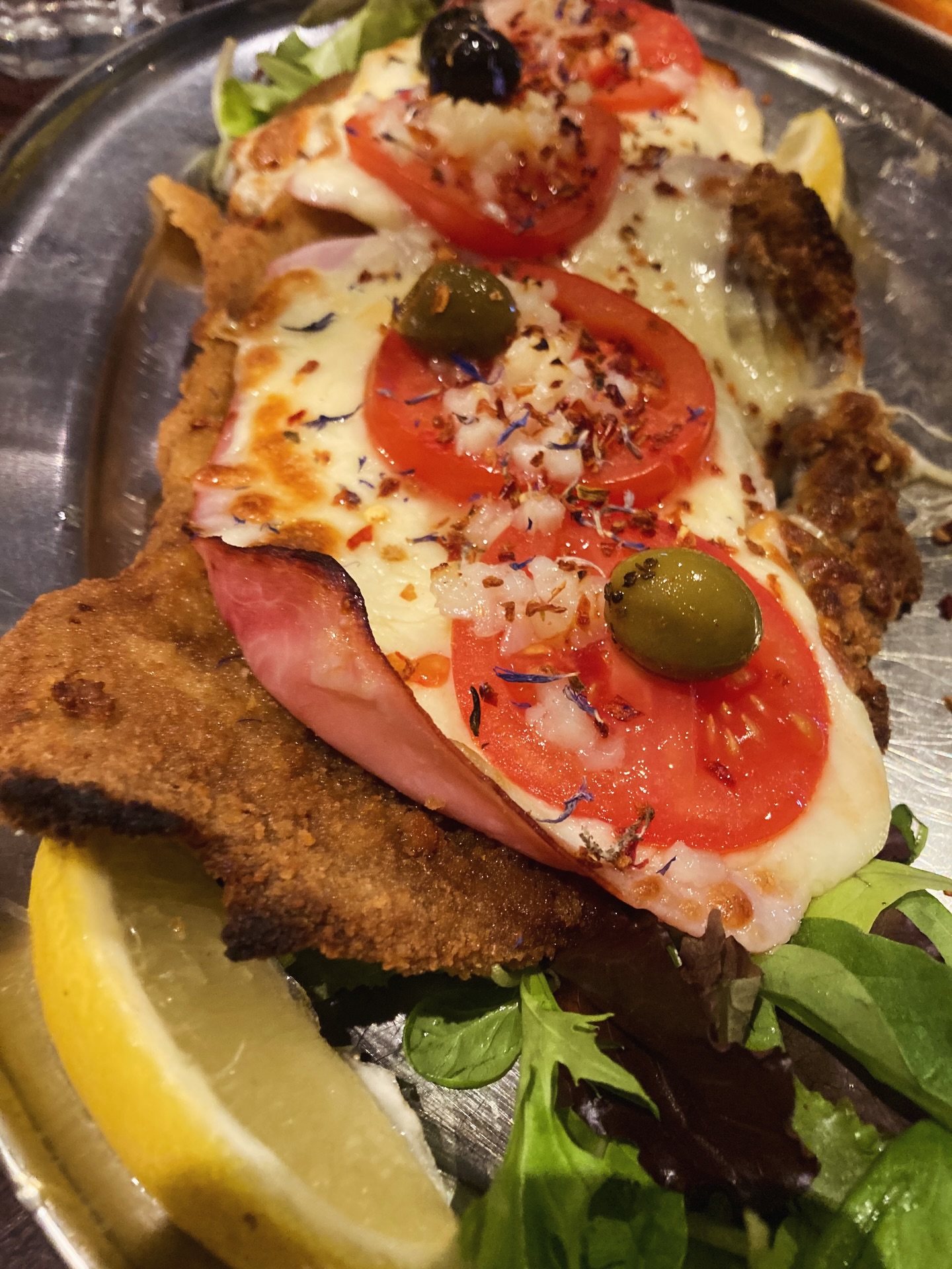 Hausgemachte Milanesa napolitana - belegtes Rindschnitzel aus Argentinien!
Auch als Mittagspromo erhältlich… Mi-Fr 12-14Uhr!
Reservieren wärmstens empfohlen!
Wir freuen uns auf Euren Besuch….
#chequelomo #milanesa #argentina #suiza #gastronomia #restaurant #basel #kleinbasel #foodie #love #gastro