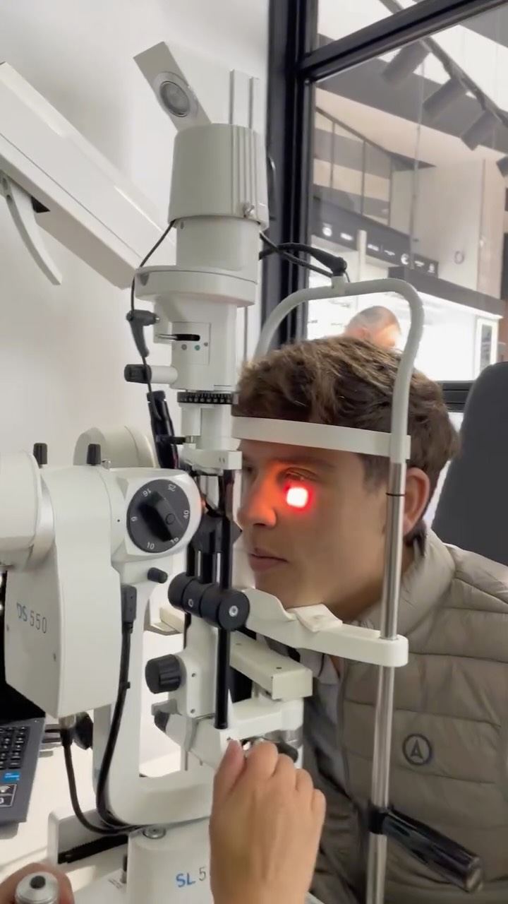 ¿Hace cuánto no te revisas la vista?👁️
Tus ojos hablan… solo que a veces no los escuchamos.
Una revisión visual a tiempo puede evitar dolores de cabeza, fatiga y problemas mayores.
En Óptica San Mateo cuidamos tu visión con tecnología y especialistas que te ven de verdad.
✨ Agenda tu revisión hoy y vuelve a ver lo que te estabas perdiendo.💙
#opticasanmateo #alicante #saludvisual