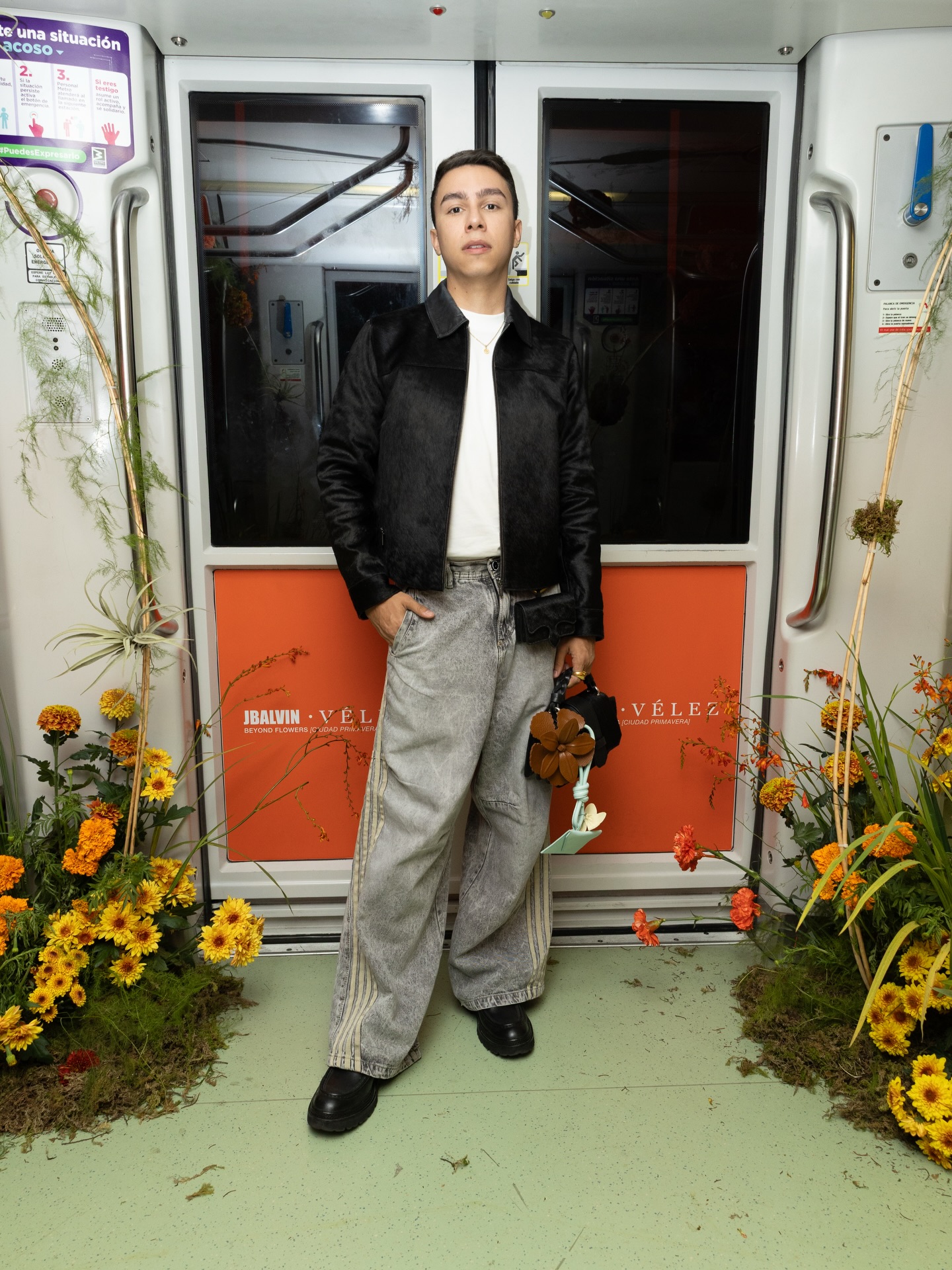 🌼 Beyond flower @velezartisan x @jbalvin
📌 Nota completa en Bloggaleriadearte.com
La estrategia de convocatoria fue, en sí misma, la primera declaración de la marca: citar a la prensa y los influencers en la estación El Poblado para un viaje en tren hacia la pasarela.