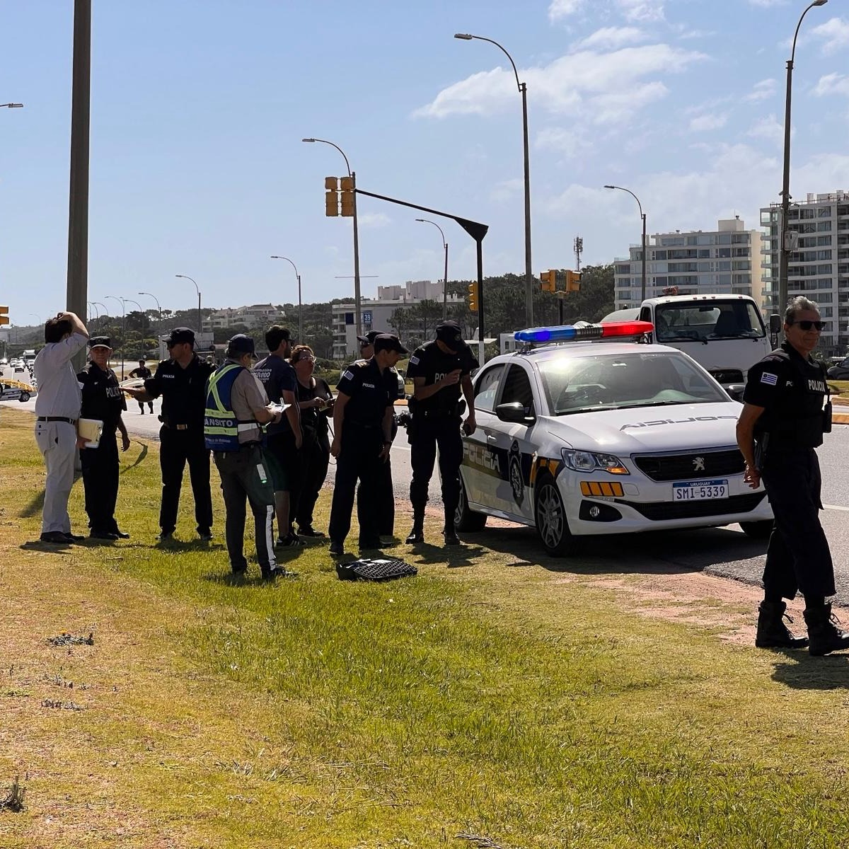 Joaquín Garlo: “La seguridad debe crecer al ritmo del departamento”
El diputado del Frente Amplio por Maldonado, Joaquín Garlo, aseguró que se avanza en un trabajo coordinado con la Jefatura de Policía, el Ministerio del Interior y el gobierno departamental para concretar la instalación de nuevos destacamentos policiales en distintas zonas del departamento. Según indicó, el objetivo es acompañar el crecimiento demográfico y territorial que Maldonado ha experimentado en los últimos años con más y mejores servicios para la ciudadanía.
Señaló que la seguridad pública es una de las principales preocupaciones y que se trabaja de forma sostenida para reforzar la presencia policial. “Estamos hablando, por ejemplo, del destacamento en el barrio Hipódromo, en el realojo del barrio Kennedy y en Balneario Buenos Aires, proyectos que están pendientes desde hace mucho tiempo”, expresó.
El legislador destacó que estas acciones se complementan con iniciativas previstas en el presupuesto nacional, como el Plan Más Barrio que integrará el trabajo del Ministerio del Interior, el Ministerio de Vivienda y el Ministerio de Desarrollo Social. Este programa permitirá realizar operativos en el territorio destinados a mejorar la convivencia, combatir el delito y atender las realidades sociales de los distintos barrios.
Garlo sostuvo que la articulación entre instituciones y el abordaje integral son claves para fortalecer la seguridad y responder a las necesidades de una población en constante crecimiento. Joaquín Garlo: “La seguridad debe crecer al ritmo del departamento”
El diputado del Frente Amplio por Maldonado, Joaquín Garlo, aseguró que se avanza en un trabajo coordinado con la Jefatura de Policía, el Ministerio del Interior y el gobierno departamental para concretar la instalación de nuevos destacamentos policiales en distintas zonas del departamento. Según indicó, el objetivo es acompañar el crecimiento demográfico y territorial que Maldonado ha experimentado en los últimos años con más y mejores servicios para la ciudadanía.
Señaló que la seguridad pública es una de las principales preocupaciones y que se trabaja de forma sostenida para reforzar la presencia policial. “Estamos hablando, por ejemplo, del destacamento en el barrio Hipódromo, en el realojo del barrio Kennedy y en Balneario Buenos Aires, proyectos que están pendientes desde hace mucho tiempo”, expresó.
El legislador destacó que estas acciones se complementan con iniciativas previstas en el presupuesto nacional, como el Plan Más Barrio que integrará el trabajo del Ministerio del Interior, el Ministerio de Vivienda y el Ministerio de Desarrollo Social. Este programa permitirá realizar operativos en el territorio destinados a mejorar la convivencia, combatir el delito y atender las realidades sociales de los distintos barrios.
Garlo sostuvo que la articulación entre instituciones y el abordaje integral son claves para fortalecer la seguridad y responder a las necesidades de una población en constante crecimiento.