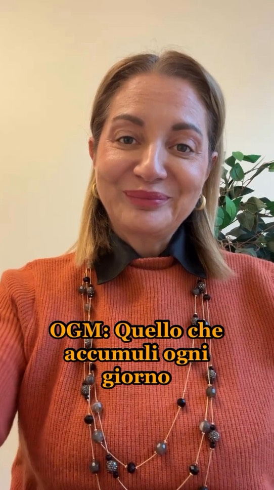 🌾 Il problema non è ciò che mangi ogni tanto, ma ciò che accumuli ogni giorno senza accorgertene.
Gli OGM ne sono l’esempio perfetto.
Sono organismi geneticamente modificati, pensati per resistere a insetti e diserbanti — ma spesso associati a più pesticidi e meno biodiversità.
In Europa sono quasi assenti, ma arrivano comunque indirettamente da mangimi e ingredienti importati.
💡 Controlla sempre il codice PLU: se inizia per 8, è OGM.
Non serve allarmismo, serve consapevolezza.
Sapere cosa compri è il primo passo per scegliere meglio.
#nutrizioneconsapevole #longevità #nutraceutica #saluteintestino #antiaging #OGM #alimentazionesana #epigenetica