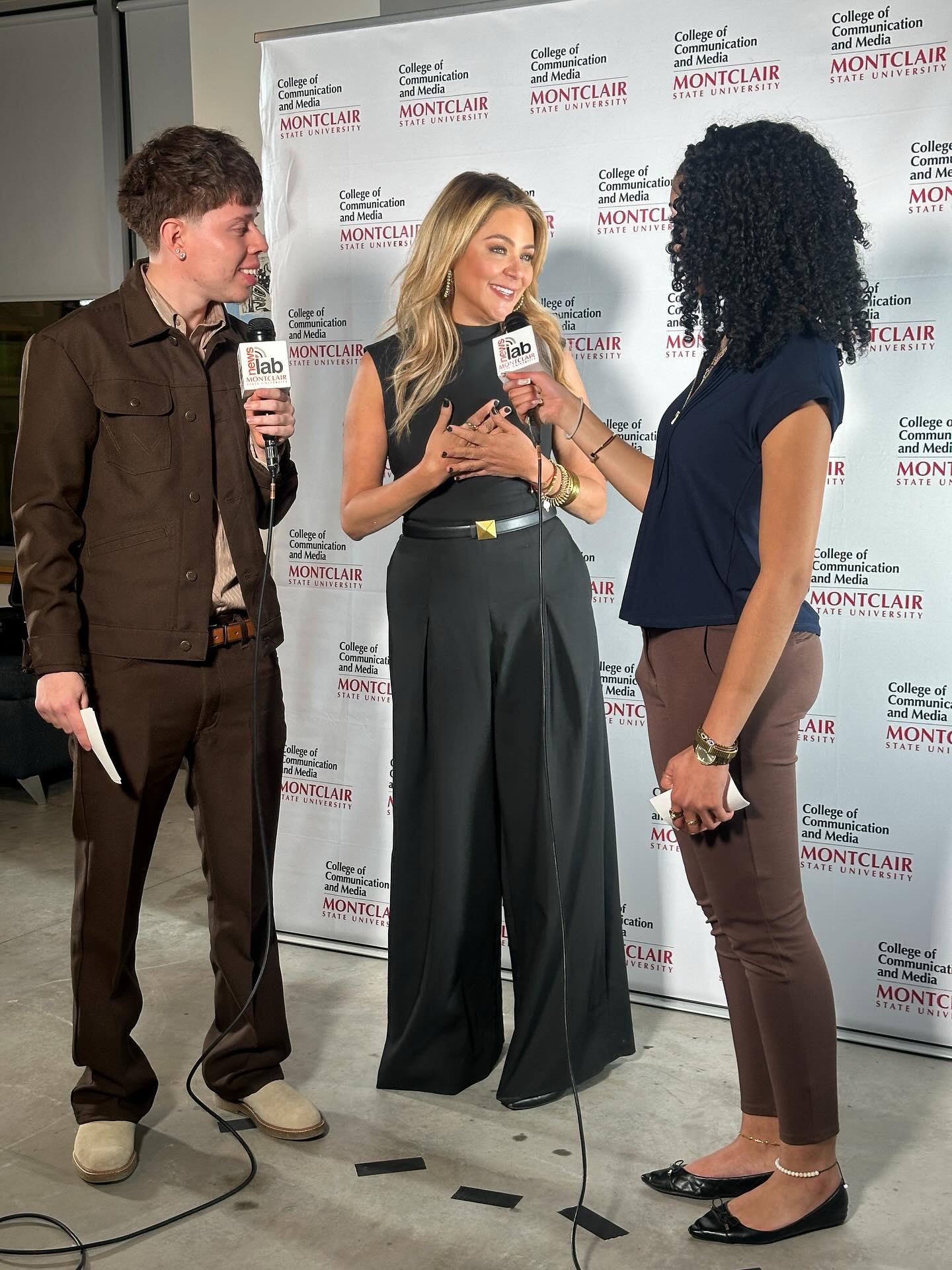 Fue un placer compartir con los estudiantes de periodismo de Montclair State University 🎙️📚 en el evento Fiesta, organizado por la Cámara de Comercio Hispana de Nueva Jersey 🇵🇷🤝🇺🇸. Siempre es inspirador ver su pasión y entusiasmo ✨ #periodismo #momentos #nj #atlanticcitynj #quadratínhispano
📷 @dannaa.espinozaav