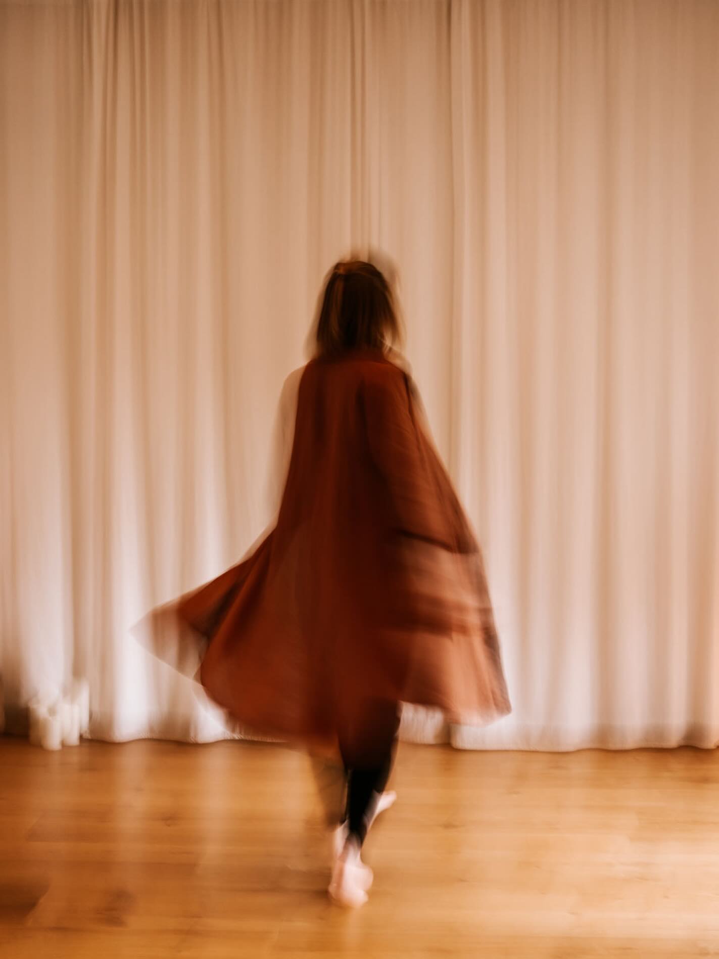 „Ich schwitze und strenge mich an, aber nichts verändert sich.“
Kennst du diese Worte von dir selbst oder von anderen?
Wir hören sie immer wieder und gerade heute haben mich diese Worte einer Yogini wieder erreicht. Nicht im Kontext auf unsere Yogaeinheiten, sondern auf ihren jahrelangen Kampf mit sich selbst und in diesem Fall, mit ihrem Gewicht. Lass mich hier eines dazu sagen: ein ständiger Kampf- und Fluchtmodus löst in dir und deinem Nervensystem nur eines aus: den Wunsch zu überleben! So wird aus deinem Leben ein ständiger Überlebenskampf und dein Nervensystem schaltet permanent in den Überlebensmodus. Dies bedeutet, dass deine Systeme im Körper auf Alarm ausgerichtet sind und alle „überflüssigen“ Vorgänge zurück schalten. Diese „überflüssigen“ Vorgänge sind zum Beispiel uA deine Verdauung. Denn wenn du im Überlebensmodus bist, ist es nicht wichtig in Ruhe zu verdauen und Giftstoffe auszuscheiden. Dann gilt es nur den Puls nach oben zu bringen, alle Muskeln im Körper anzuspannen, den Herzschlag zu erhöhen, um jederzeit weg laufen zu können. Ein „noch mehr anstrengen“ bringt dich also nur noch mehr in deinen Überlebensmodus und weg von dem was du erschaffen willst.
So schalten wir aus unbewussten Mustern heraus in diesen Modus und wundern uns, warum wir „die Ruhe gar nicht aushalten“. Sein Nervensystem zu entlasten und wieder in einen ausbalancierten Zustand zu kommen braucht Zeit und (tägliche) Übung. Es braucht den Raum und die Zeit, sich fallen lassen zu können.
In unseren Somatic Yoga Einheiten geben wir dir diesen Raum. Wir spüren uns. Wir kommen bei uns an und nehmen wahr, wie es uns wirklich geht, um wiederum zu erlernen selbst in die Verantwortung zu kommen, um den automatisierten Überlebensmodus zu verlassen. Denn egal ob es in deinem Leben um den Wunsch nach weniger Gewicht oder nach mehr Zeit für dich oder auch nach einer harmonischen Beziehung geht - es beginnt immer bei dir. Spürst du deinen eigenen Bedürfnisse, kannst du selbst entscheiden.
Viel Liebe zu dir,
Sabrina & Caroline
#somaticyoga #embodiment #feminineyoga #yinyoga #nervensystemstärken #nervensystemberuhigen #nervensystemverstehen