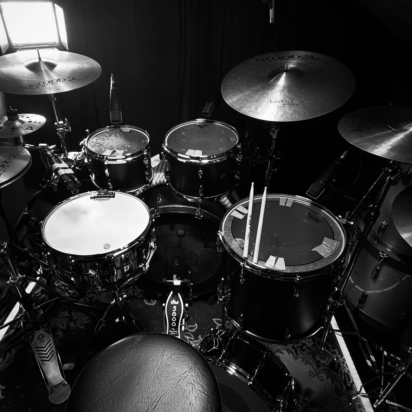Bigger setups mean bigger fun 🥁
Home for another 5 weeks or so, so get in touch if you’d like some drums in your songs 🎶
#drumsdrumsdrums #vf15 #drummer #drummergram #remodrumheads @vicfirth @remopercussion @istanbulagop #sessiondrummer #londonmusician #londonmusic #drummerinlondon #drum #drums #drumkit #drumset #instadrums #soundsfrommyattic #drumminglife #remoterecording #remotedrumtracks #remotedrumrecording