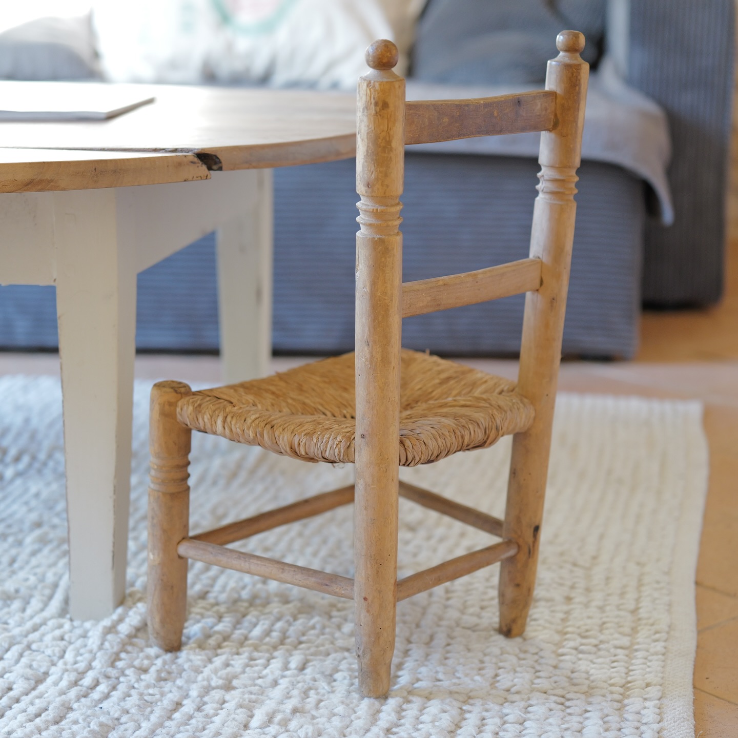 L’esprit campagne jusque dans la déco des petits 🍂
Une petite chaise pleine d’âme, patinée par le temps. À retrouver en ligne 🤍
Ici on a toujours des petites chaises autour de la table basse c’est parfait pour dessiner, faire les devoirs, jouer à un jeu de société, prendre l’apéro ou dîner au coin du feu.
#brocanteenligne #brocantestyle #vintagekids #decoenfant #chambreenfant #decoauthentique #decorecup #decoverte #decoinspiration #deconaturelle #maisondeco #interieurauthentique #vintagehome #petitebrocante #dametatine #chaiseenfant #chaiseancienne #meublevintage #vintagefinds #paillage #boispatiné