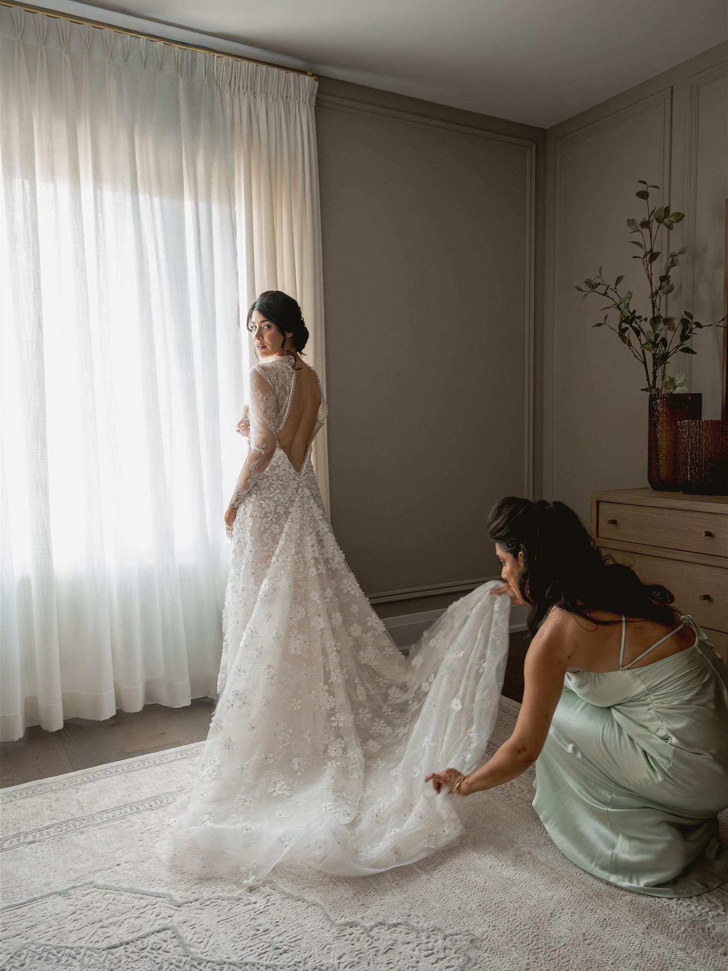 A moment made for her
Photography & Cinematography: @sollisstudio
@annalacivitadesigns
@frankreaeventdesigns
@thearlingtonestate
@makeupbymiagee
@soprettyinprint
@glamourous_affairs
@eventgraffiti
@decorandfiesta
@sugarqueen_patisserie
@splendidsettings
@detailzfurniturerentals
@reznickeventcarpets
@bbblancweddings