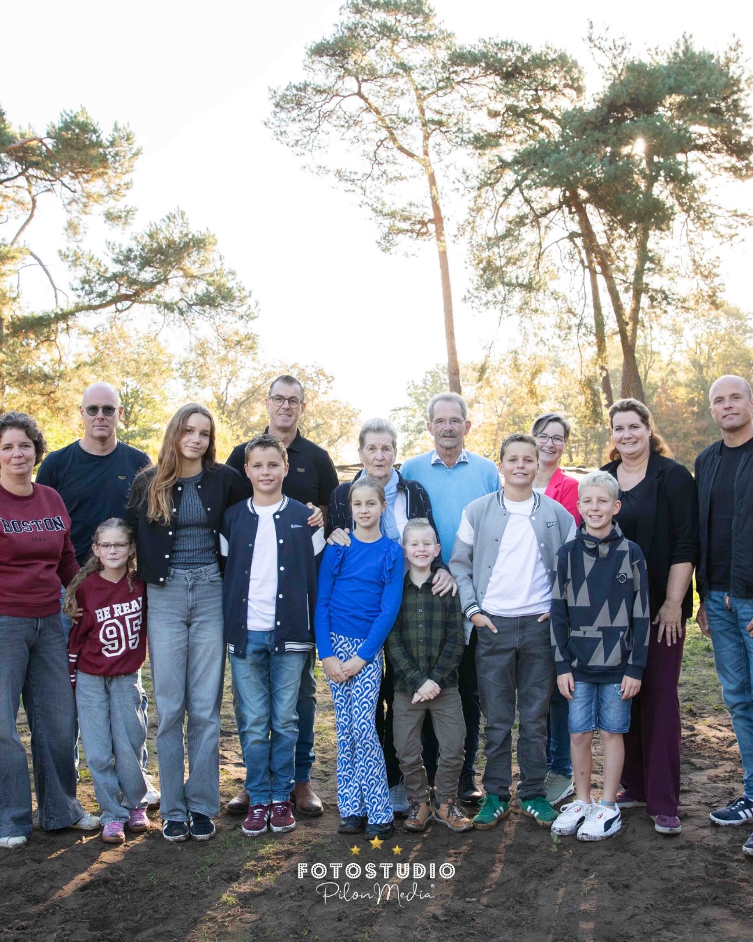 Te veel leuke foto’s om niet te delen🙈😍
Door de drukte deze maanden schiet het er wel eens in om mijn socials bij te houden, oepsie!
De Kids Studio Portretweek is bijna afgerond, de Kerst Mini’s foto’s zijn bijna allemaal de deur uit en binnenkort gaat mijn grootste album bestelling geplaatst worden😱🎉
Allemaal prachtige producten die zijn inbegrepen bij (mini)shoots, zodat je niet alleen een digitale herinnering hebt maar ook een tastbare✨
Druk druk druk, want alles moet nog vóór de feestdagen in huis zijn. Dus dat betekent voor mij in de avond wat extra uurtjes maken, zodat alles op tijd af is.
En dan blijven de socials soms een beetje achter, zo jammer want ik heb de afgelopen maanden zulke leuke shoots gedaan die ik nog wil delen!😍
Te beginnen bij deze heerlijke familieshoot! Wat hadden we geluk met het prachtige zonnetje dat scheen op deze mooie herfstdag. Die kleuren en het licht maken het zo magisch!
💡 TIP VOOR JOU! We naderen het einde van het jaar, wat betekent dat je nu alvast kunt gaan nadenken of je volgend jaar ook zulke waardevolle herinneringen wilt gaan maken!
Je kunt namelijk voor 2026 al een datum in mijn agenda reserveren 📅 Je betaalt vooraf alleen een aanbetaling, de rest volgt na de shoot.
Meer info? Stuur zeker even een DM!✔️
#familie #familieshoot #familiefotografie