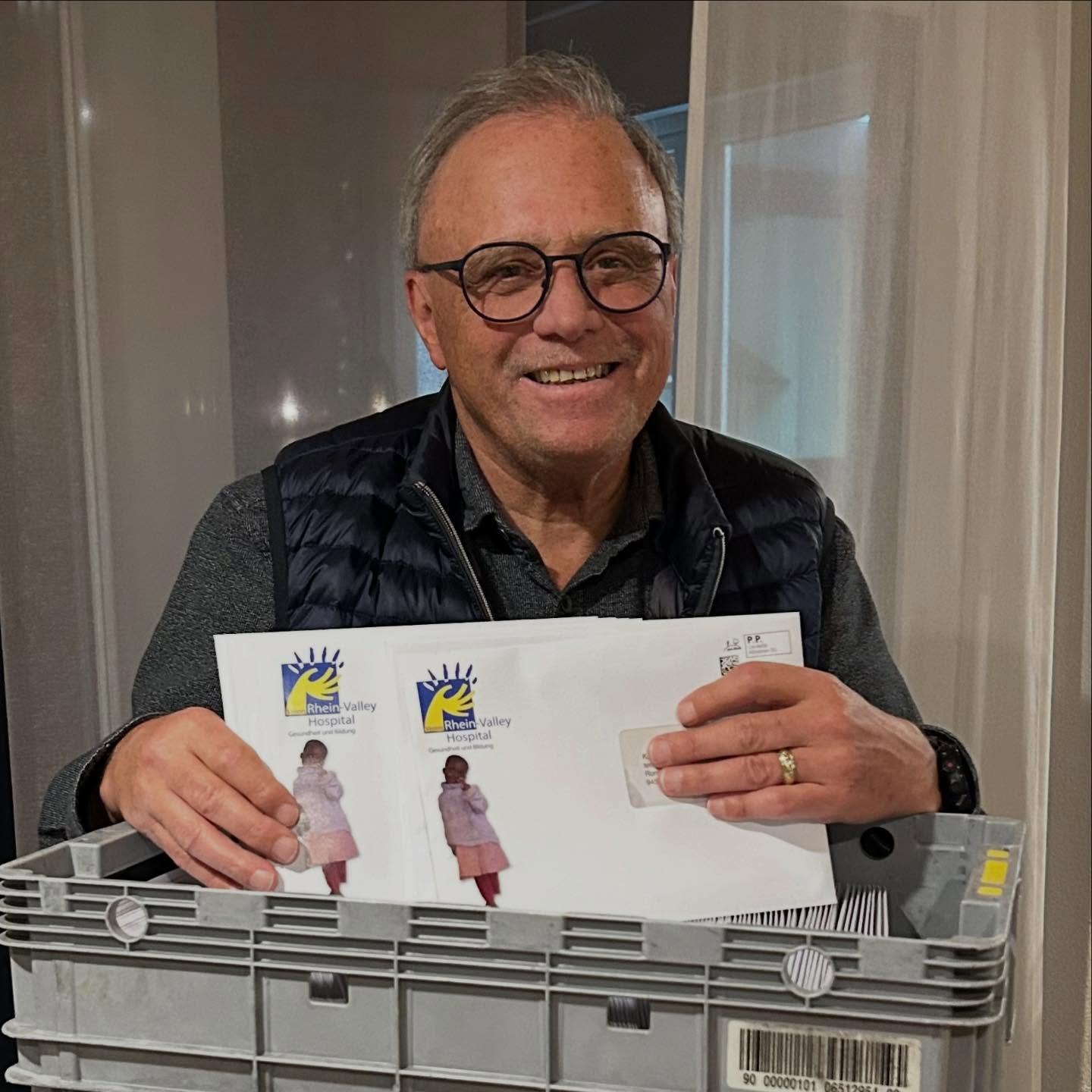 Unser Versand ist verpackt und bereit für den Postweg. Nächste Woche werdet ihr den Brief im Kasten haben. Fehlt uns deine Adresse? Kein Problem, schaue auf unsere Website oder schreibe uns.
#rheinvalleyhospital #medicalcentre #kenia #medizinischebehandlung #hilfswerk #freiwilligenarbeit #bildung #gesundheit #bildungundgesundheit #gesundheitundbildung #inkubator #fruehchen #baby #kindheit #childhood
#majimoto #medicalcentre #matuga #therapieraeume#rheinvalleymedicalcentre #altstaetten#stgallerrheintal #rheintal #rheinvalleyfonds