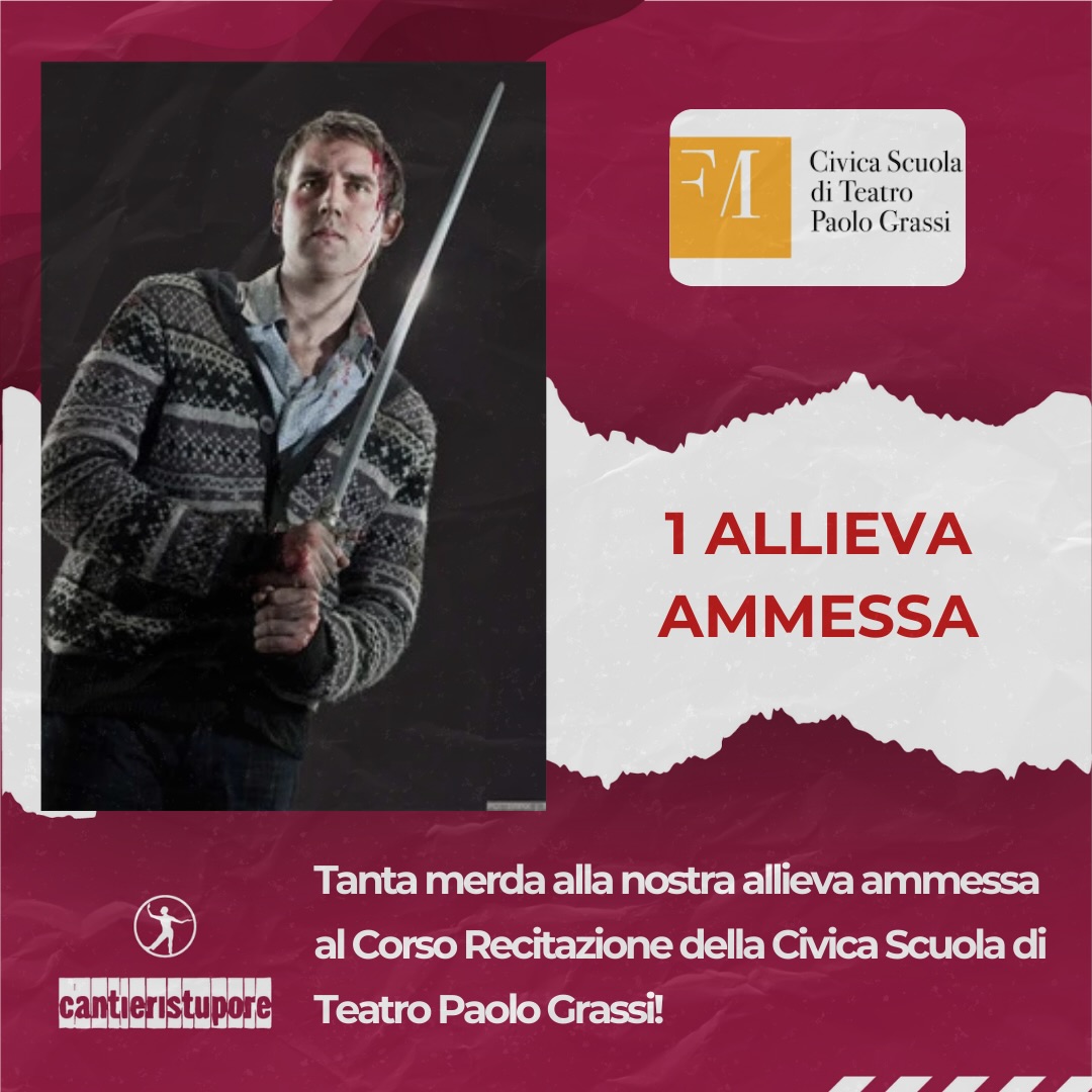 Possiamo dirlo? Dopo il gong è ancora più bello! Quando credevamo fosse finita una nuova allieva vola a Milano: dopo Regia e Danza ecco che festeggiamo l’ammissione al corso Recitazione della Paolo Grassi!
Giulia l’abbiamo conosciuta in primavera per la preparazione ai provini. Abbiamo impiegato un tempo per costruire un linguaggio comune. “Forse alcune cose ti suoneranno un po’ strane, ti senti bombardata probabilmente, ma prova a fidarti”. L’abbiamo vista dannarsi e frustrarsi molte e molte volte. Tornava a casa con le spalle basse e gli occhi pieni di dispiacere. Poi tornava. E qualcosa era cambiato. Ha deciso, non senza ostacoli, di fidarsi. Nonostante tutto non ha mai voluto sconti. Anche nei momenti di difficoltà e avvilimento ci guardava con occhi tristi ma sempre adulti. E così mese dopo mese si è cresciuta da sola. Con la sua capacità di pendersi cura di sé (ora proteggendosi un po’ troppo, ora essendo troppo severa con sé stessa) che è il faro che chiunque, artistə e non, dovrebbe avere come guida mentre alimenta la propria fame. Le indecisioni sui pezzi, le aspettative tradite, la dignità con cui si festeggia lə compagnə che hanno avuto un sí mentre tu stai ancora digerendo il tuo no, la lista d’attesa, credere fosse fatta, poi decidere di ricominciare da capo ancora più forte. E alla fine, mentre già stava costruendo una nuova strada, quello che ci piace pensare sia il premio per una maratona che ha voluto testare fin dove arrivasse la sua tenacia e il suo mettersi in gioco. Hai vinto tu, Giulia. E te lo sei davvero meritato questo premio. Avremmo voluto altro tempo insieme perché lavorare con te è un vero piacere. Ma non dubitiamo che ci sarà occasione. Magari in altre forme.