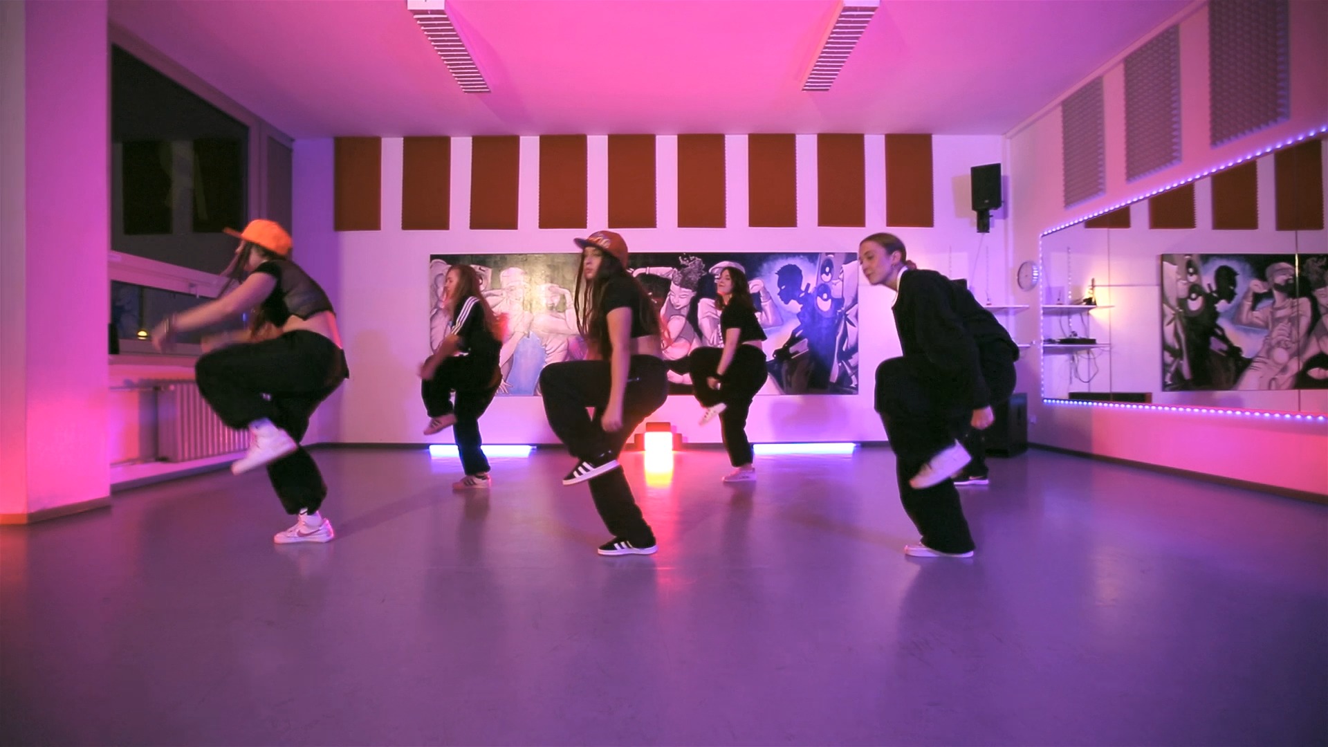 Hip Hop Hurray!
*
Hip Hop Mittelstufe: Jeden Montag ab 19:30 Uhr mit @melinageyer
*
Schaut gerne mal vorbei!
>>>>>>>>><<<<<<<<<
#hiphophurray #hiphopdance #studioflow #urbanvibes #dancevideo #hiphopgroove #dancersofinstagram #crewlove #danceschool #rytmiko #stuttgart #dancingunited