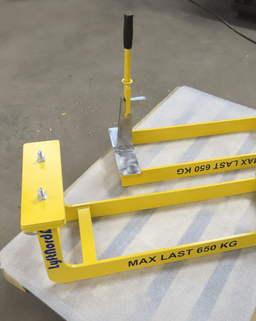 När propellern är 10 meter i diameter krävs ett verktyg som klarar uppgiften.
Det här lyftverktyget har vi tagit fram för att det ska kunna lyfta navet till stora
propellrar som driver enorma fartyg på väg mot USA och Kina.
Hos Lyftnord gillar vi när lyften är utmanande och lösningarna säkra.
Handtaget som pilarna pekar på används för att lättare manövrera lasten. Och självklart provbelastar vi tyngre än vad maxlasten är.
Behöver ni också ett verktyg som löser stora utmaningar? Vi lyssnar gärna!
info@lyftnord.se | 0980-16469
#Kundanpassat #SäkraLyft #SäkraArbetsplatser #Arbetsmiljösäkerhet #Lyftverktyg #Specialanpassning