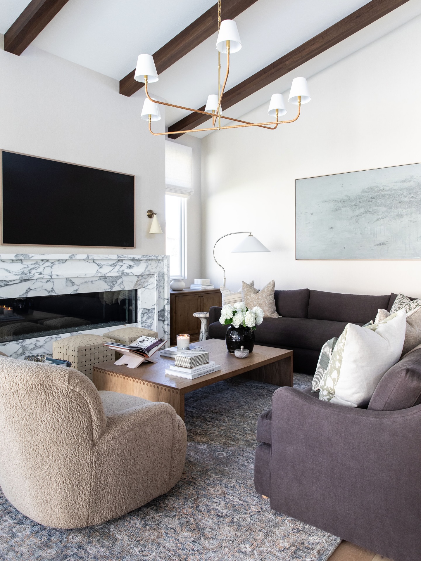 The living room at our Ascent Point Project 🤍 Check out more images of this project on our website!
Photos @kaylabowenphotography
General Contractor @vegasremodelsllc
Millwork @lvclosetdesign