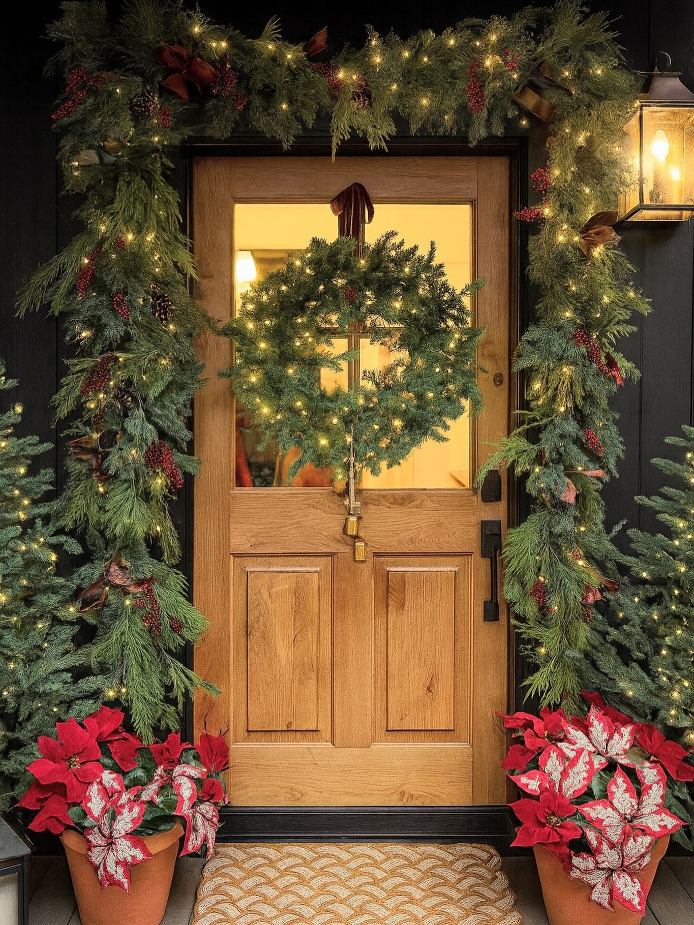 Tis the season! Finally getting around to our own front porch 🤗 🎄
#christmasarch #floralarch #christmasdoor #christmasgarland #holidaydecor #seasonalporchdecor #holidayporch #porchdecor