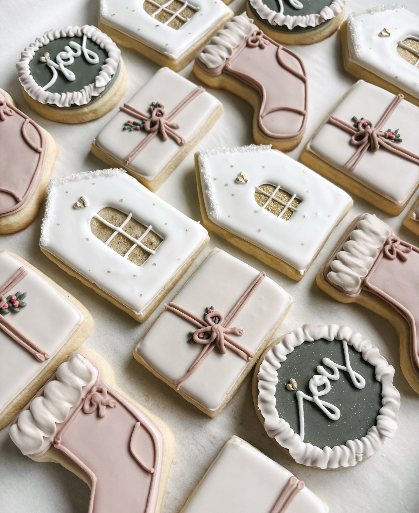 Happy December 🌲 ✨
The coziest time of year, and my personal favourite (Fall is a close second). If you’re looking for the perfect sweet treat for your clients, friends, and colleagues, these soft vanilla bean sugar cookies make the prettiest little gifts.
Email link in bio to get yours today. Custom orders will require at least one weeks notice 🗓️ 👈
Happy Holidays my loves!
-T