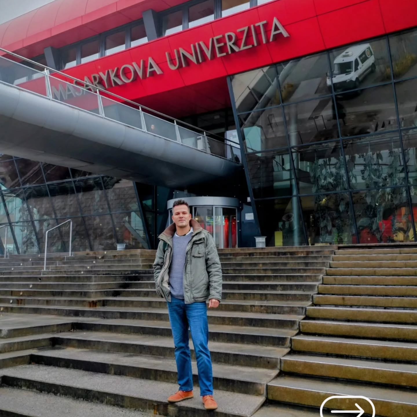 We all breathe. But very few people realise that the breath can be our secret weapon - especially in sports 🧠💪🌬️
I recently had the opportunity to give a seminar on breathing (thanks for the invitation @fuel_and_nourish ) to students at the Faculty of Sports Studies at Masaryk University in Brno (@sport_muni ). These photos are little snapshots from those sessions, which I truly enjoyed.
The seminars were optional, which made it even more special to see full classrooms, lots of questions and genuine curiosity 🙏
Together, we looked at how the breath influences:
➡️ sports performance before, during and after exertion
➡️ the nervous system, recovery and sleep
➡️ stage fright, performance pressure, injuries and past emotional trauma
To finish, we went deeper with a 15-minute guided breathwork session. At that point, it wasn’t just about muscles and fitness anymore, but about the relationship to yourself, your body and your ability to trust yourself. It’s hard to explain in words, it has to be experienced!
It makes me really happy to see breathwork slowly becoming part of the education of future coaches and athletes. They’re the ones who will shape the future 🌱
👉 Want to bring breathwork into your team, club or company? Send me a message and we'll figure something out together.
#breathwork #sportsperformance #nervoussystem #dech #sportovnivykon