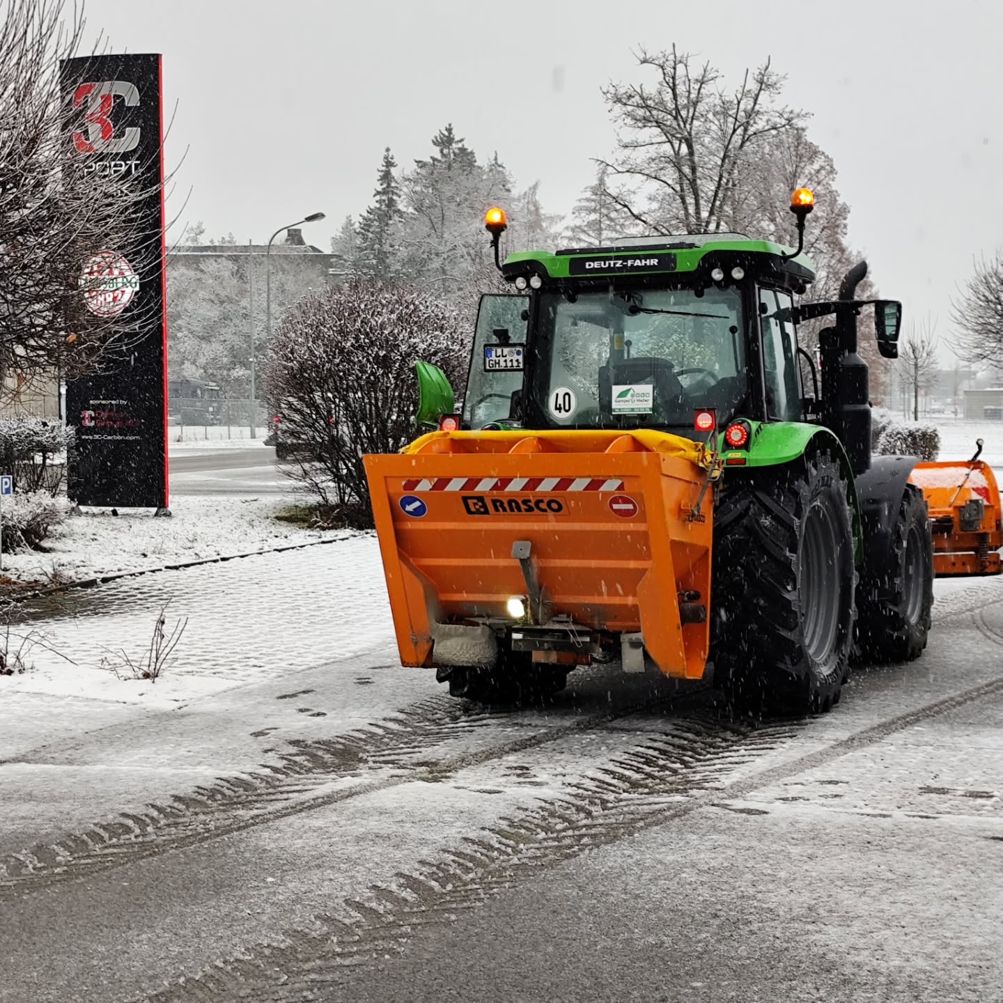 Schnee und Glatteis für uns kein Problem! Gampel & Hieber GmbH & Co KG: Ihr zuverlässiger Partner für Industrie, Privat und Kommune! Immer einsatzbereit bei Schnee und Glatteis, damit Sie sicher unterwegs sind! #Winterdienst #Salzstreuen #gampelundhieberhausmeisterservice