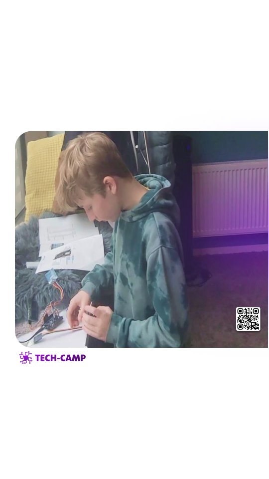 Nächster Schritt: Das Tastenfeld kommt ins Spiel.
Klick für Klick Codes testen, Fehler finden, verbessern.
Und dann der Moment, in dem die richtige Eingabe die Tür freigibt.
#Jugendprojekt #Tüfteln #Teamarbeit #Selbstgemacht #LernenDurchMachen #TechCamp #Innovation