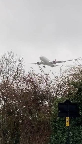 🚚 Looking at a van for the business, little did I know how close the dealership was to the runway! ✈️🫣😂#flypast #lowflying #virginatlantic