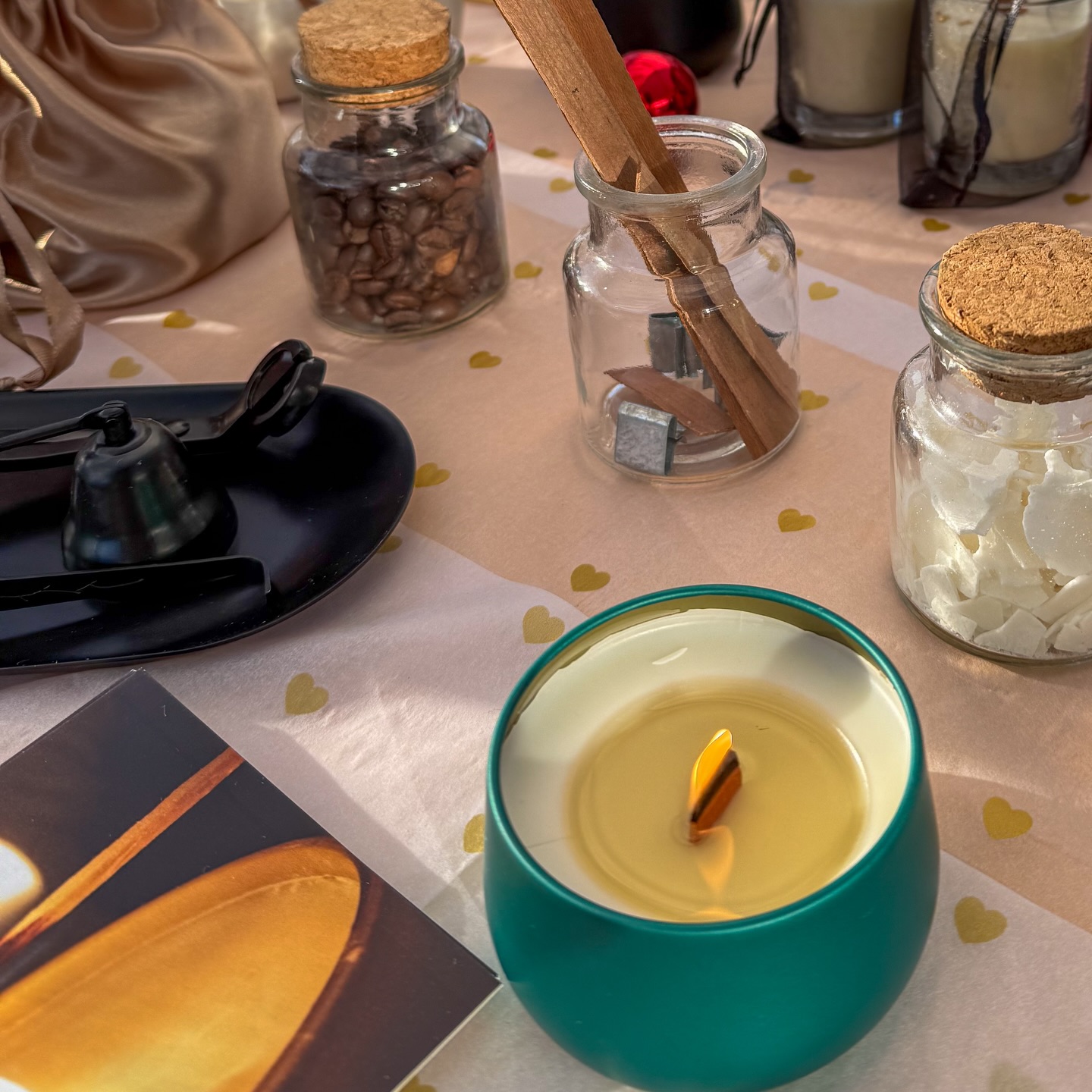 🕯️ Handgemachte Duftkerze mit Holzdocht
Natürlich. Nachhaltig. Besonders.
✨ 100 % natürliches Sojawachs
✨ Hochwertige Duftöle
✨ Holzdocht aus nachhaltigem Anbau
✨ Wiederverwendbares Gefäß
Besonderheiten:
🔥 Sanftes Knistern wie ein Kaminfeuer
🌿 Sauberer & gleichmäßiger Abbrand
Anwendung:
Beim ersten Anzünden so lange brennen lassen, bis die Oberfläche vollständig geschmolzen ist – für ein perfektes, gleichmäßiges Abbrennen.
Hinweis:
Nie unbeaufsichtigt brennen lassen.
Docht vor jedem Anzünden auf ca. 5 mm kürzen.
✨ Für gemütliche Momente voller Wärme & Duft ✨
#handgemacht #duftkerze #holzdocht #sojawachs #vegan #nachhaltig #cozyvibes #piccolilussi #arnacandles