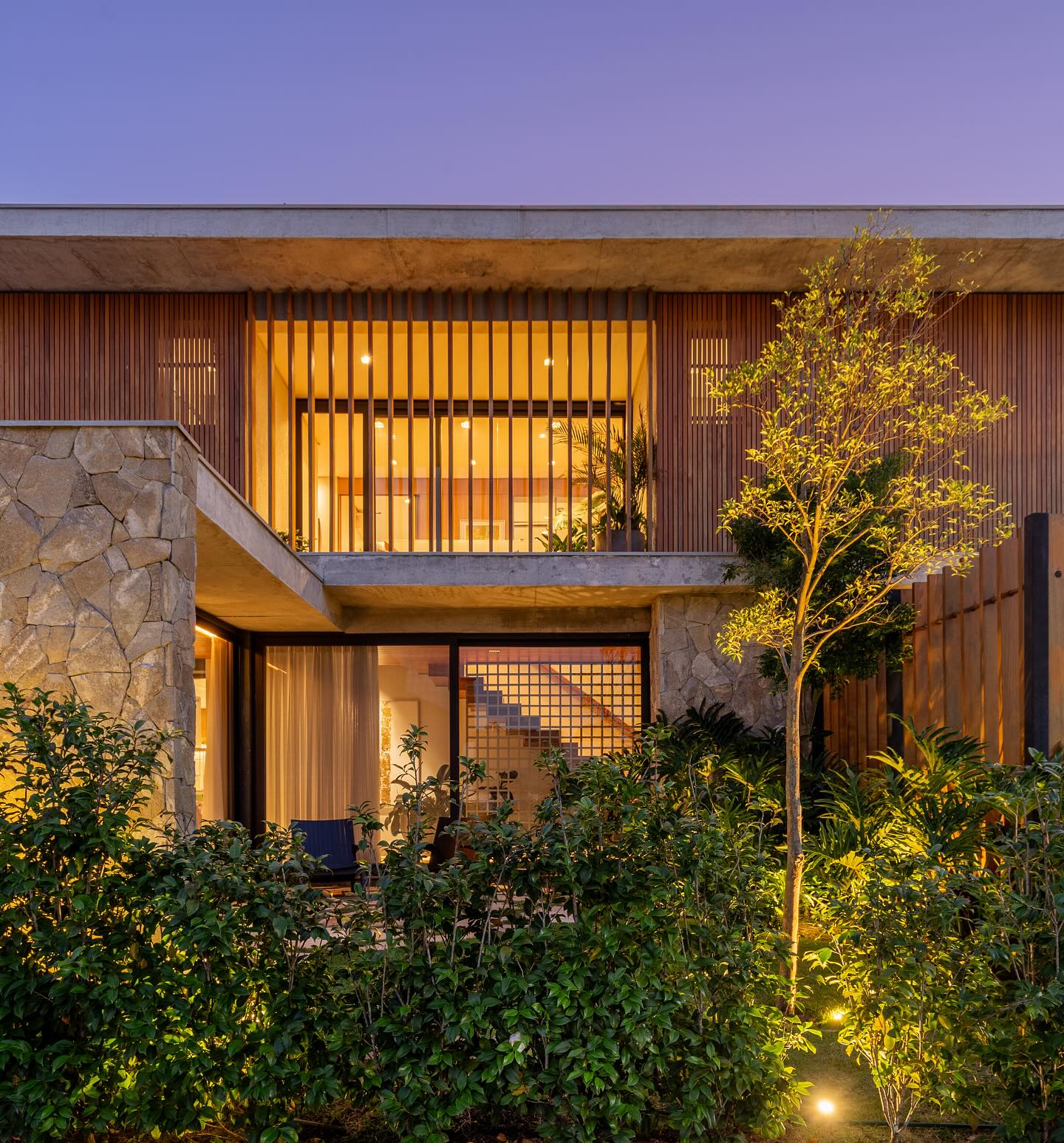 Casa Ilhas, Eldorado do Sul, RS BRA // Galeria 733
Foto: @donadussi
#architecture #interiordesign #archlovers #tetodemadeira #cozy #escada #landscapingdesign #brazilianarchitects #eldoradodosul #jardim #interiorstyling #lifestyle #stair
_____________________________________________
+55 51 99606-0497
contato@galeria733.com.br
•
GALERIA 733