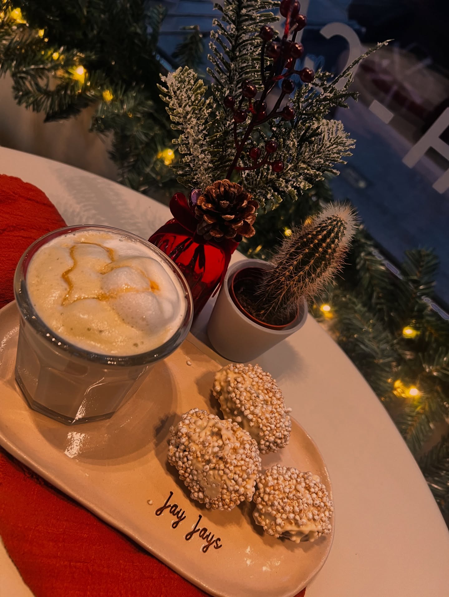 💚✨A Little Matcha Moment
Kom lekker warm genieten van onze heerlijke Matcha van @yoon.matcha 🥰
En voor dat extra tikkeltje genot? Probeer onze homemade matcha dadel: gevuld, omhuld in witte chocolade en afgewerkt met crunchy gepofte quinoa.
Zóó lekker 🤤
#JayJays #MatchaLovers #YoonMatcha #MatchaLatte #MatchaDadel