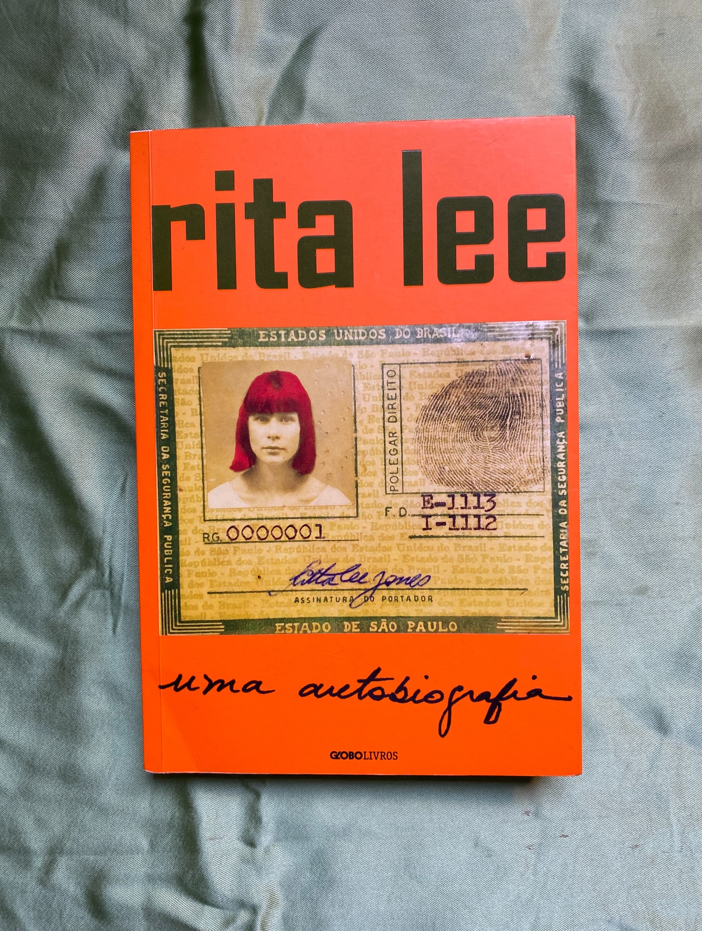 Rita Lee: Uma Autobiografia
Nota: ⭐⭐⭐⭐⭐
Rita Lee foi uma das principais cantoras e compositoras brasileiras, mesmo que ela não gostasse tanto de se denominar como “cantora”, preferiria compositora, musicista e até mesmo artista. Mas quem poderia definir o que foi Rita Lee? Para uns, a maior estrela do Rock Brasileiro, para outros, era boa, mas não chega a tanto, e assim por diante.
Rita era uma artista completa, e sabia disso, tanto que as suas loucuras a transformaram em quem ela foi e ainda é no imaginário de todos. Em seu primeiro livro, Rita Lee: Uma Autobiografia, escrito pela própria, a única que poderia contar com riquezas de detalhe cada fase de sua vida de uma forma mais autêntica possível, não sei como, mas ela conseguiu deixar o seu carisma e personalidade atravessar as linhas e se transformar em um livro grandioso.
Rita Lee Jones, a filha mais nova de Chesa e Charles, que criaram as 3 filhas em um casarão na Vila Mariana, Zona Norte de São Paulo — uma das coisas que Rita deixa bem claro é a sua paixão pela cidade paulista. Mostra desde cedo as suas principais lembranças e traumas, deixa explícito o seu amor pelo casarão e pelo harém que era o seu lar — no bom sentido, é claro — no qual ganhou esse apelido por ser uma casa onde moravam 6 mulheres e somente um homem, o seu pai.
Leia a Resenha completa no site, link está na bio.
#ritaleeumaautobiografia #ritalee #Resenha #Biografia #históriadoBrasil #Música #Literaturabrasileira #instabook #feed #feedbookstagram #bookstagrammer #bookaholic #globolivros #livrosnacionais #feedliterário