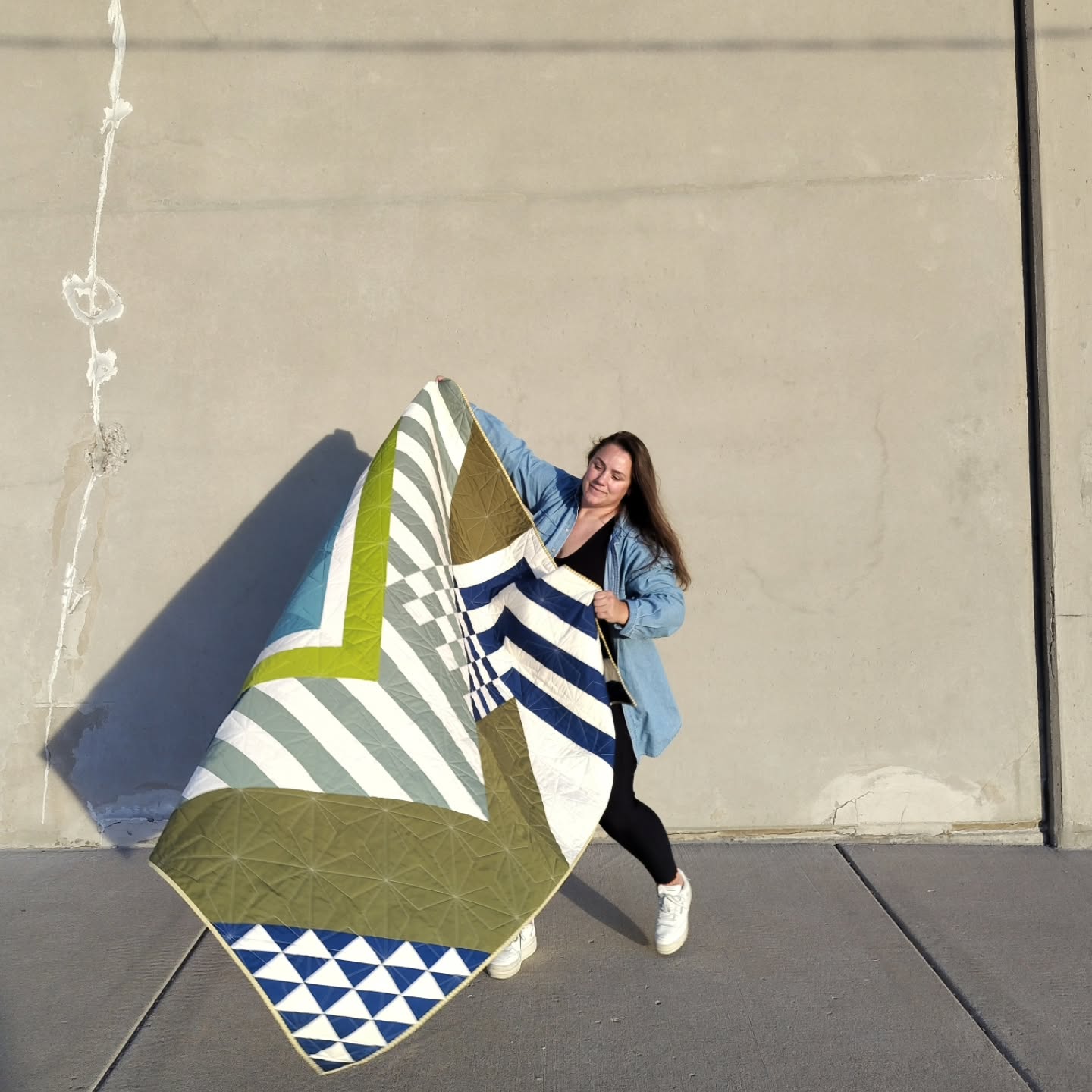 Did you see the Last Stop pattern that dropped yesterday!? It's live and on the site!
.
Fabrics: @artgalleryfabrics
Quilting: @dizzlepopshop
.
.
.
#artgalleryfabrics #agfpuresolids #modernquilting #quiltpattern