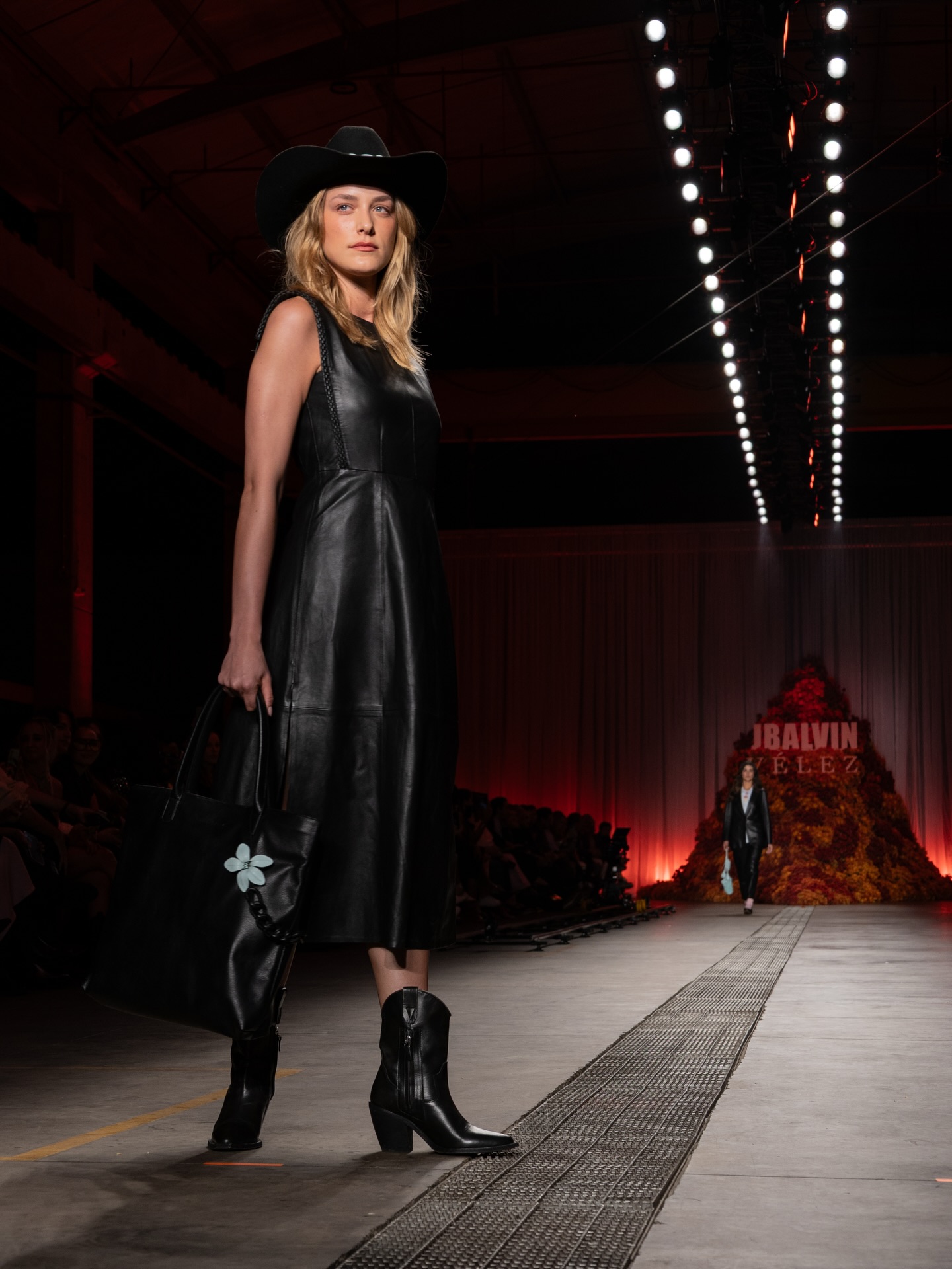 🌼 Beyond flower @velezartisan x @jbalvin
📌 Nota completa en Bloggaleriadearte.com
Si bien el diseño base—desde camisetas tipo polo hasta prendas en cuero con acentos texanos—es de Vélez, J Balvin actúa como validador de la tendencia.