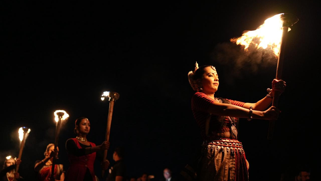 A sacred dance offering to Lord Shiva - the Nataraja, where every movement is meditation, every gesture a prayer by Guru Gauri Sharma Tripathi featuring artists from India, Argentina, Italy, Lithuania, Peru, Poland and Spain.
#AIKYAM2025 #SOPAAN #UN #MinistryOfTourism #UNESCO #MaharashtraTourism