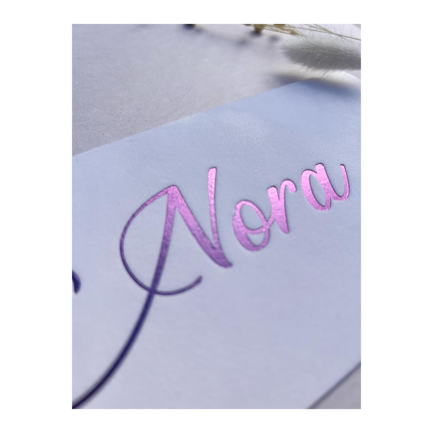 Welkom Nora
“Onze rijkdom vergroot” 💜
Een wit velvet kaartje met paarse letterpress voor Nora.
#geboortekaartje #geboortekaartjeopmaat #velvetgeboortekaartje
