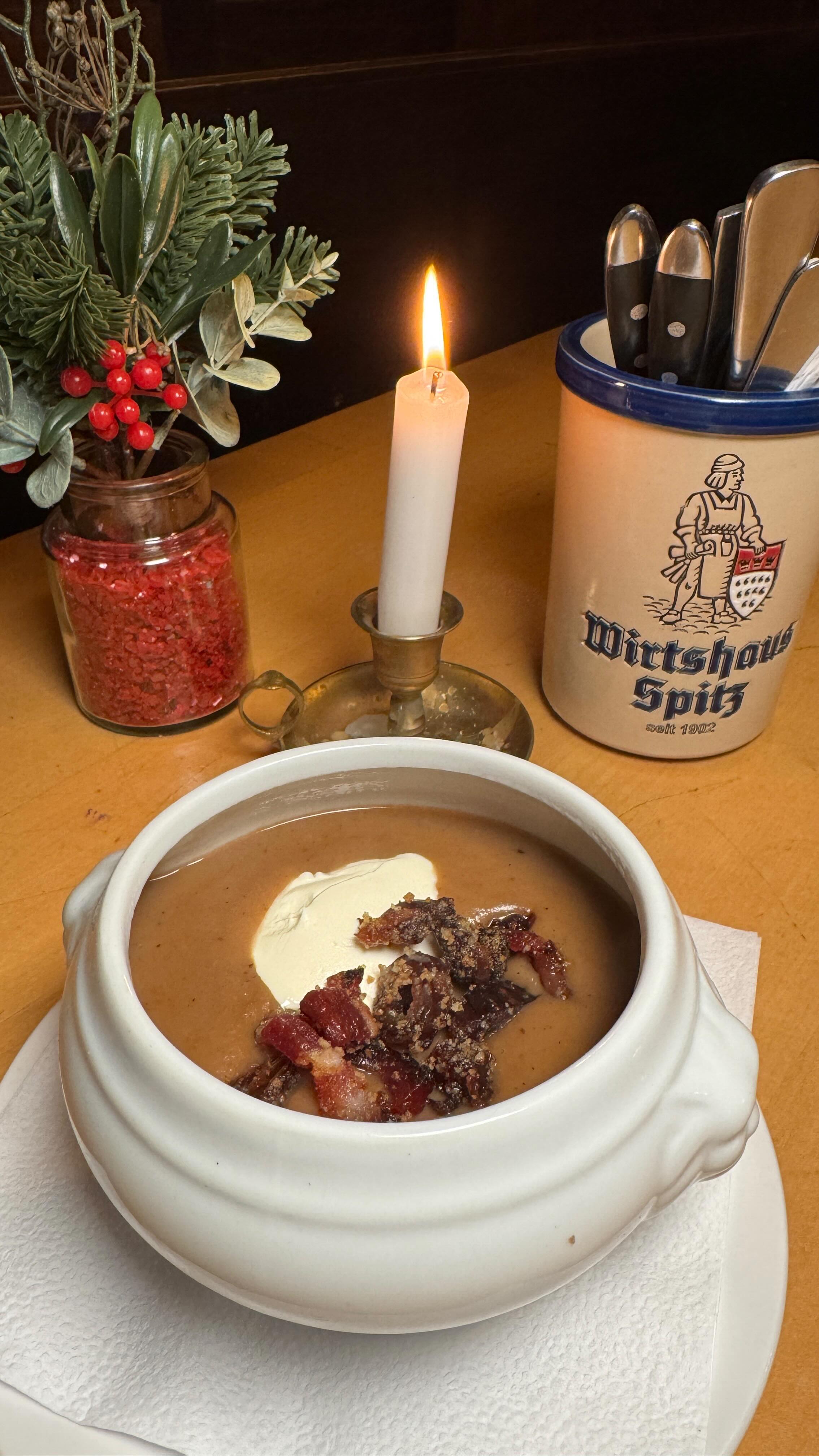 Hier kommt einer der Stars der Saison: die feine Maronensuppe.
Cremig, aromatisch und einfach himmlisch.
Verfeinert mit einem Hauch Portwein, einer zarten Sahnehaube und dem knusprigen Dattel-Speck Crunch, der jede Löffelspitze zum Erlebnis macht.
#colognefood #cologne #cgn #365köln #kölnbloggt #esseninköln #kölnisst #eatrealfood #veedelliebe #lifeisgood #colognelove #bestplacecologne #colognerestaurants #meatlover #koelngehtessen #brauhaus #bier #beer #brauhausköln #wirtshaus #kölngehtessen #gaffel #gaffelkölsch #kolsch