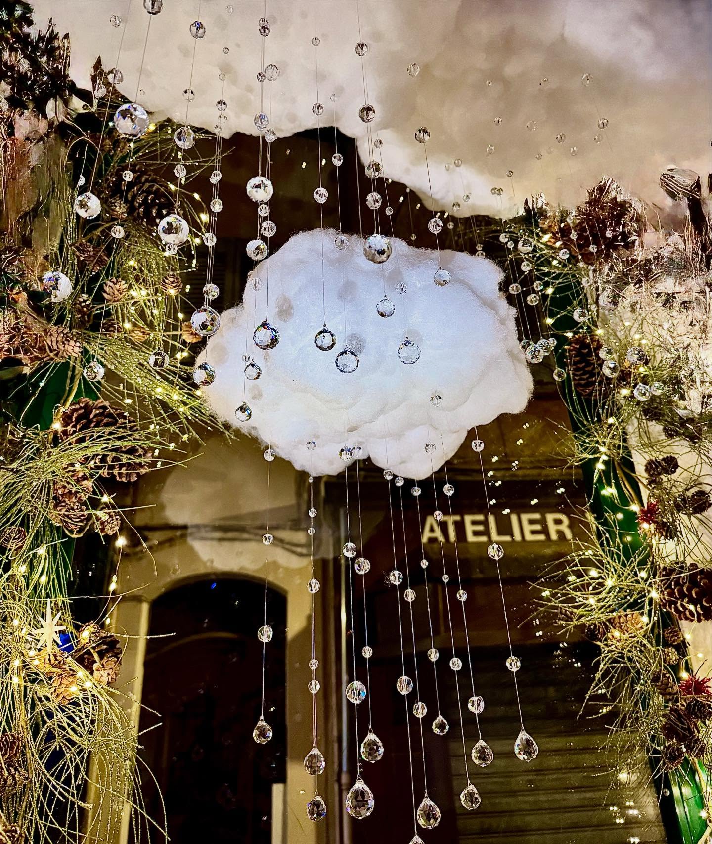 Signés par @ombella_tresors, les nuages délicats ornés de gouttes de pampilles en cristal scintillant de mille feux transforment notre vitrine en un ciel enchanté. Une création spectaculaire qui illumine l’espace et capte irrésistiblement le regard des passants 😍🌨️❄️💎✨🎄