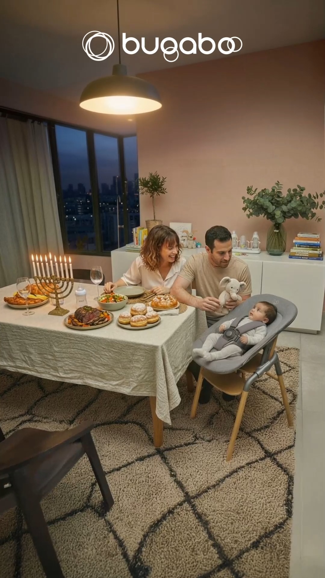 כולם באורות 🌟
רגע משפחתי אמיתי קורה שגם הבייבי איתכם סביב השולחן.
עם בוגבו ג׳ירף, מגיל לידה ועד כל גיל- כל יום, כל חג, כל ארוחה, הוא רגע כזה.
כי להיות יחד זה כל הסיפור ❤️