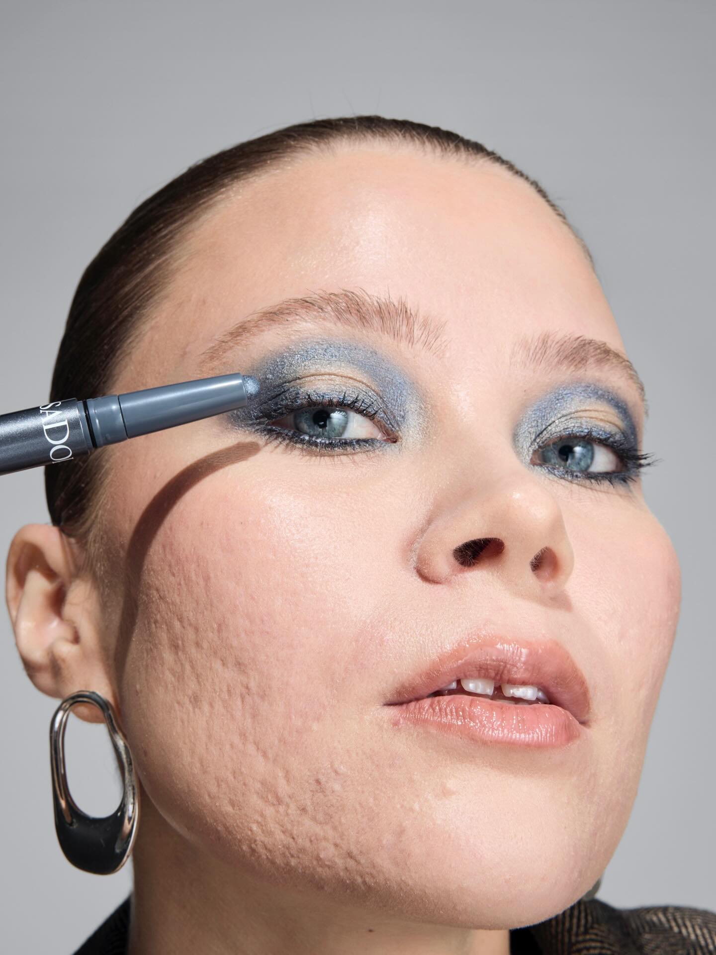 Because life is complicated enough: A jelly tint that blends in, an eye primer that keeps things together and a shimmer stick that doesn’t quit. Unretouched faces only. @isadoraofficial does beauty the scandinavian way: efficiently stunning.