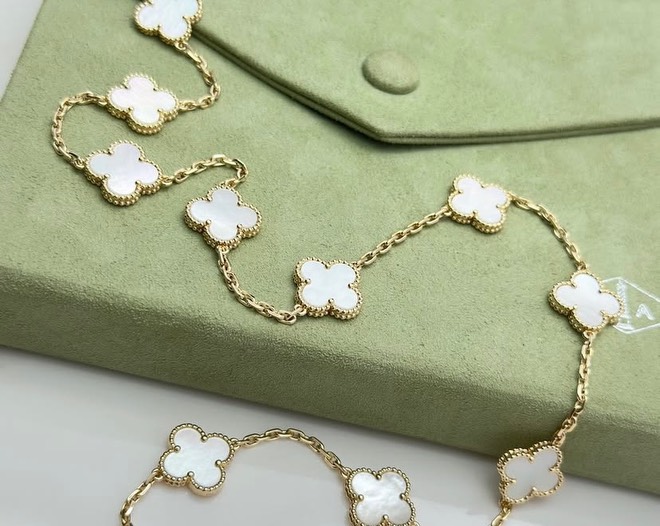 Van Cleef & Arpels
Vintage Alhambra Necklace- 10 Motifs
18k Yellow Gold & White MOP
💯 Authentic
Pouch & VCA Service Paper
I Chain Length: 42cm
Pre-owned