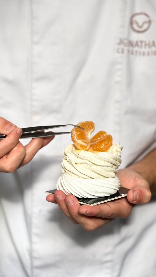 Notre pavlova du moment réunit :
– une meringue croquante et légère,
– une chantilly vanille onctueuse,
– un crémeux Kalamansi, acidulé et parfumé,
– des mandarines fraîches pour une note juteuse et éclatante.
Un dessert tout en contraste, où le croustillant, le fondant et l’acidulé s’équilibrent parfaitement.
Disponible dès aujourd’hui en boutique.
📍 Jonathan Le Pâtissier – 14 avenue Maréchal Foch, Nice
Video par @k_rolight_food
#jonathanlepatissier #pavlova #kalamansi #mandarine #patisserieartisanale #nice #dessertdujour