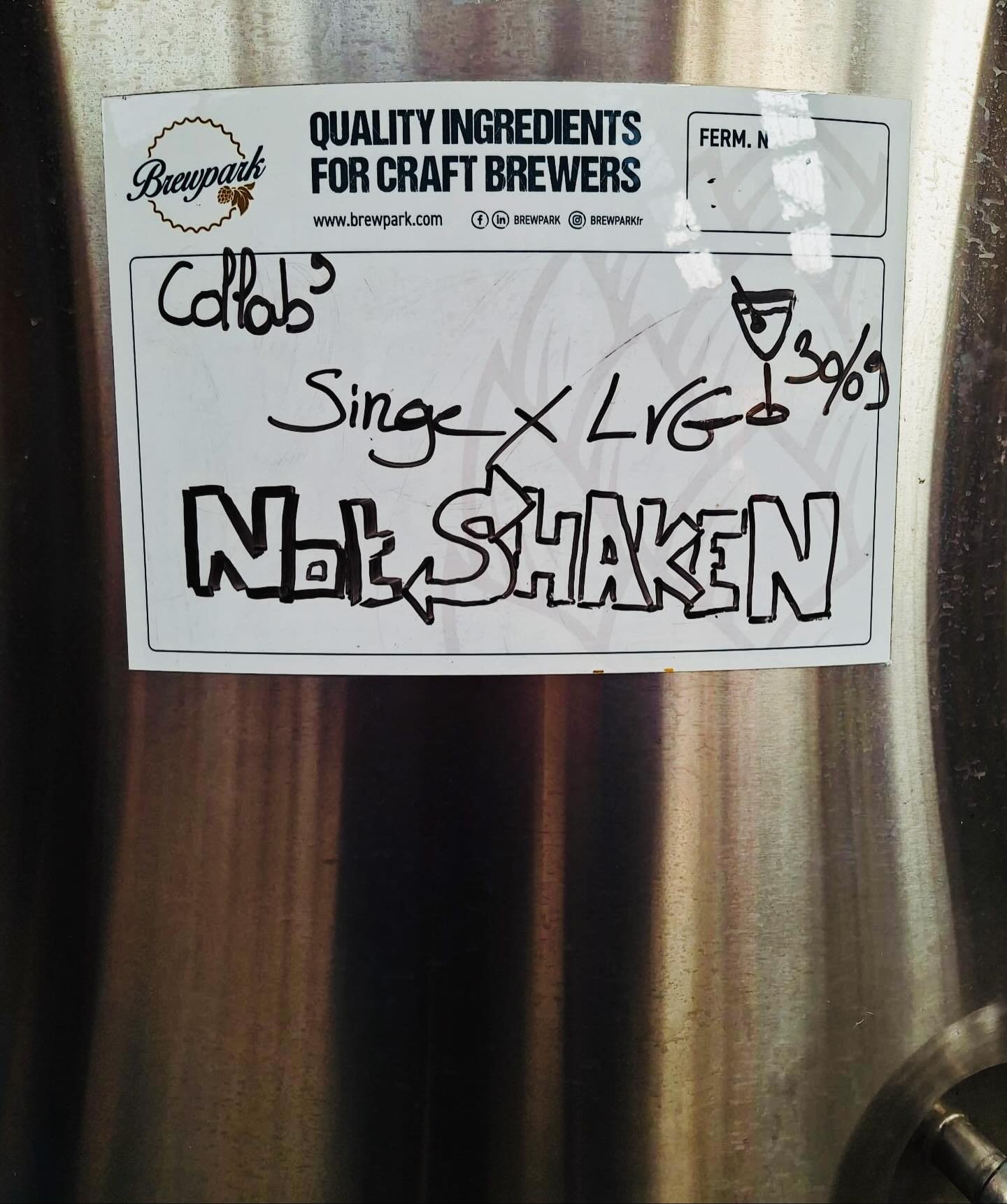 Nouvelle collaboration, nouvelle cuvée ❤️
Les Vins Gourmands x Le Singe Savant 🐒
Parce que l’aventure nous a plu dès la première fois :
nouvelle collab, partie 2, nouvelle recette, même passion.
Not Shaken, c’est une bière blonde ultra légère, inspirée de l’esprit Dry Martini, pensée comme une rencontre entre le végétal et le craft.
Nos cavistes de Lille, William et Maxence, sont allés la brasser directement à Lille, au cœur du quartier Moulins, à la micro-brasserie indépendante Le Singe Savant.
Portée par une infusion de genièvre, avec des notes d’herbes — camomille · armoise · cardamome · marjolaine — la cuvée frappe juste : fraîche, moderne, précise.
Disponible à partir de la semaine prochaine
dans nos caves de Lille · Lens · Valenciennes ! 🔥
#collab #lesingesavant #lesvinsgourmands