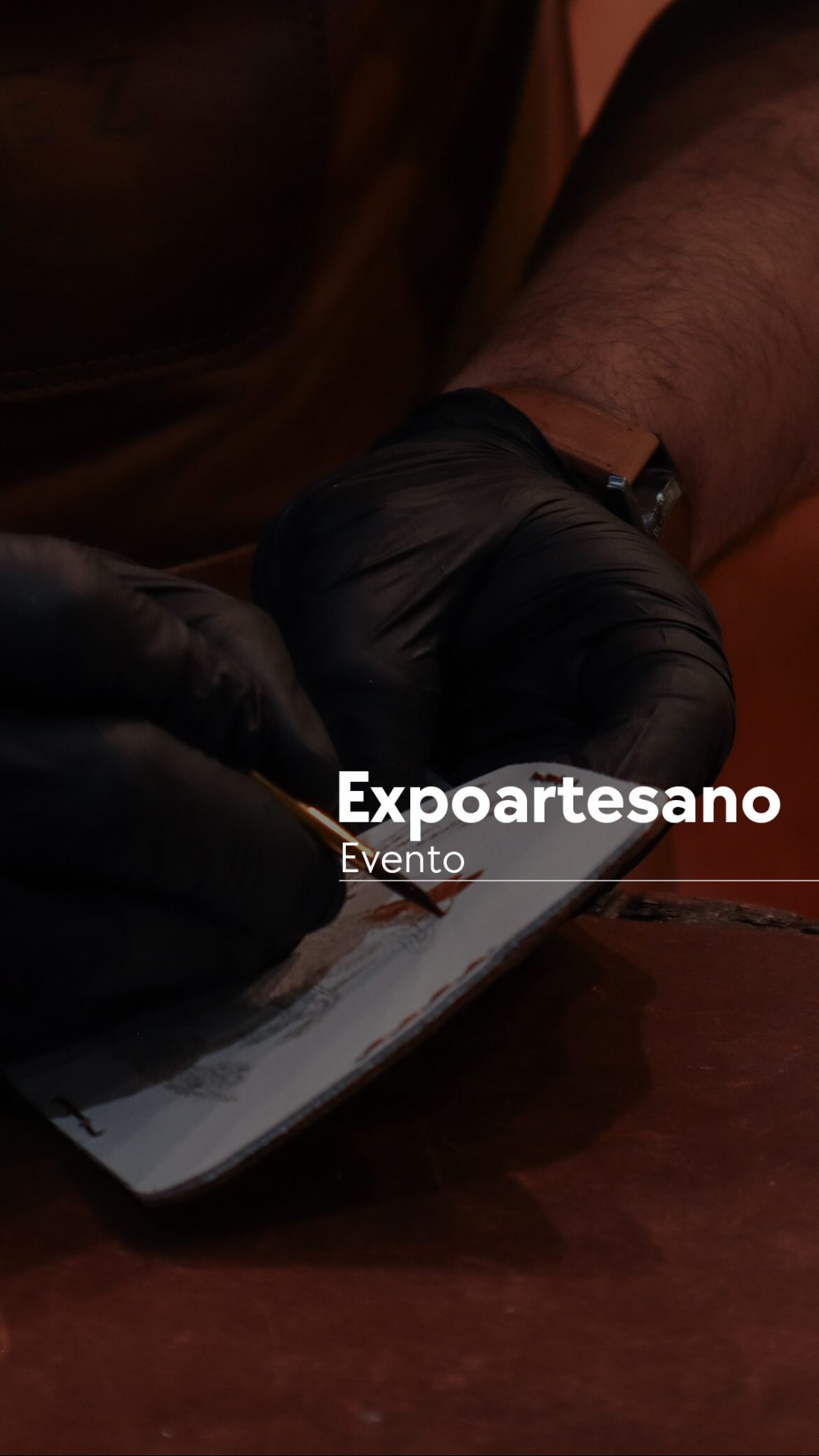 Pintar sobre cuero.
Un taller de @velezartisan en @expoartesano