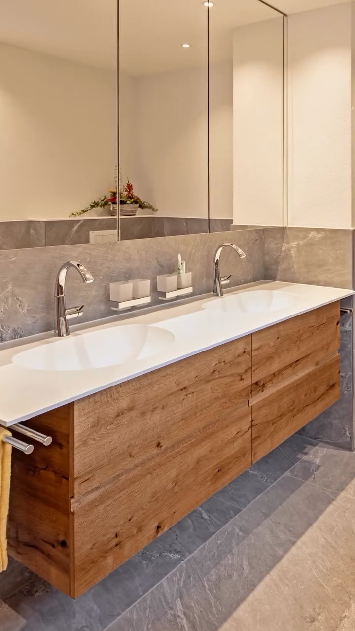 ✨ Neues Bad, neuer Wohlfühlort.
Holz, Stein und klare Linien schaffen hier einen Raum, der Ruhe schafft.
Die Möbel haben wir in unserer Werkstatt gefertigt – passgenau und mit viel Herz fürs Detail.
Willst du auch frischen Wind in dein Bad bringen? Dann melde dich gerne bei uns. 💛🚿