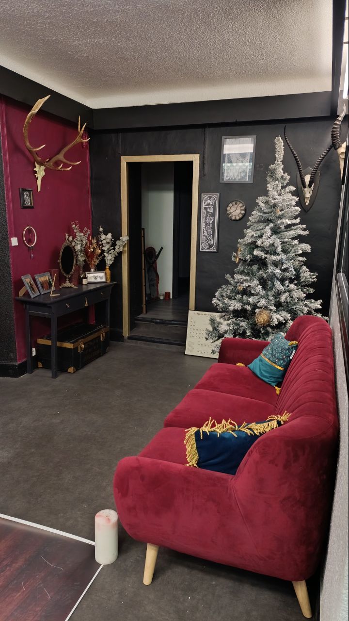 Atelier partie 2
- Coin photo/salon (pour la/les collocs et les clients 🥰) : en court d'évolution
- et enfin un vrai coin bureau beaucoup trop pratique pour gérer mes stocks 💪