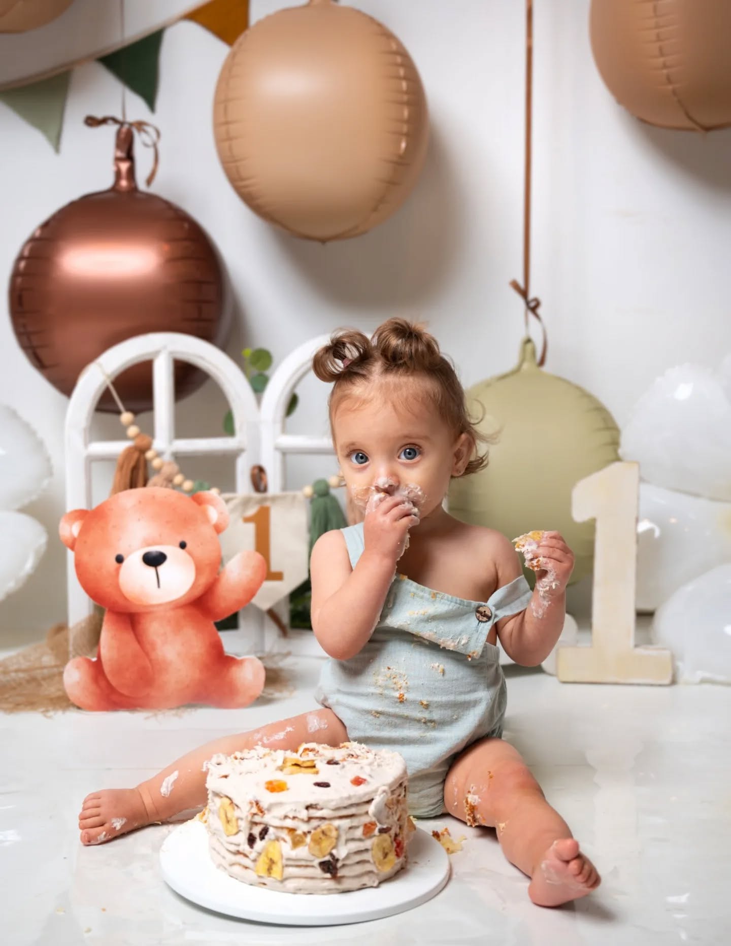 El primer añito de Sienna⚡🖤
No os dejéis engañar, todo el carácter que entra en ese cuerpo diminuto es proporcional a lo preciosa que es ✨
Lo mejor de todo es que se metió de lleno en la tarta según la sacamos y disfrutó como una campeona comiéndola !
Gracias familia bonita por pasaros ! @yaniiiiire2
.
.
.
.
.
#smashcakesession #smashthecake #smashcake #photographer #photofamilystudio #photosmashcake #primeraño #primercumpleaños #primeraño #smashcakephotoshoot #smashcake #studiophotography #fotografiafamiliar #fotografiainfantil