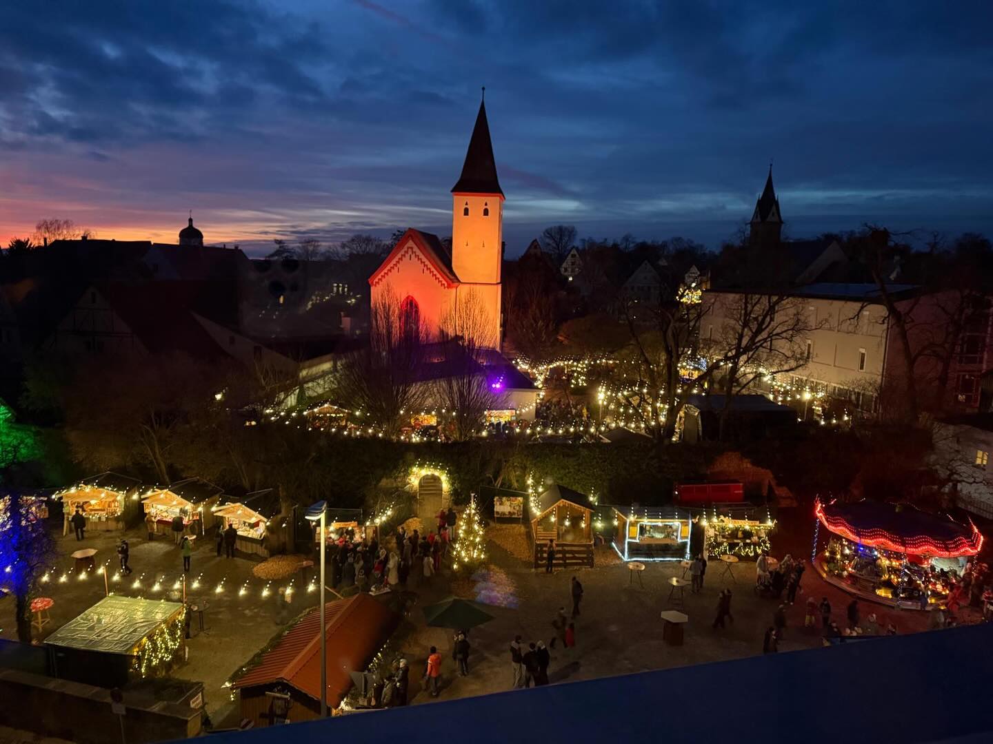 Dieses Jahr sind wir auch auf dem Oettinger Weihnachtsmarkt zu finden. Direkt neben dem Karussell! Wir warten im „Boxenstopp“ auf euch.
#weihnachtsmarkt #oettingen #schnaps #likör #kaiserschmarrn #geschenke #bude #stand #glühweingehtimmer #reitverein