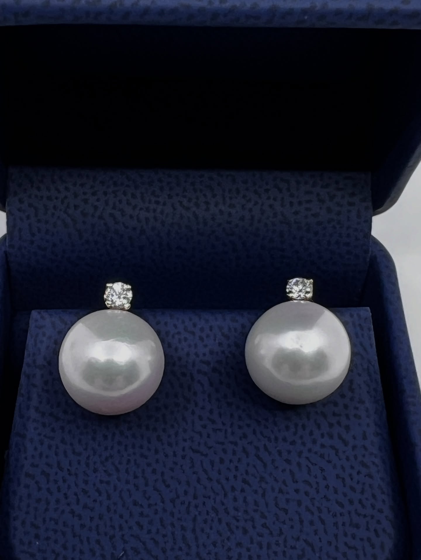 12 mm South Sea Elegance ✨
Classic and refined, these radiant 12 mm cultured South Sea pearls are paired with sparkling diamond accents and set in 14K white gold.
A timeless, luxurious statement—perfect for any occasion.
DM to purchase or view in-store. 🤍
#SouthSeaPearls #PearlEarrings #FineJewelry #14KWhiteGold #DiamondEarrings LuxuryJewelry TimelessElegance JewelryLovers GiftIdeas MartineBoreAntiques VancouverBoutique StatementEarrings PearlLove ClassicStyle