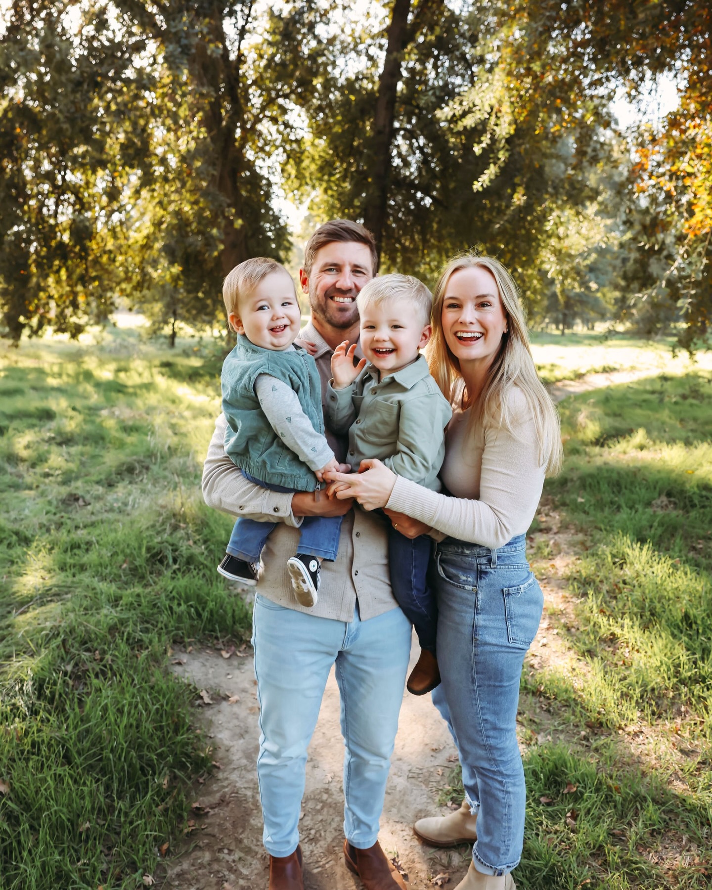 Golden hour, happy babies, and the sweetest little family ever. 🫶🏼
Sessions like this make remember just how lucky I am that this is my job!! My heart is so full. 🥹