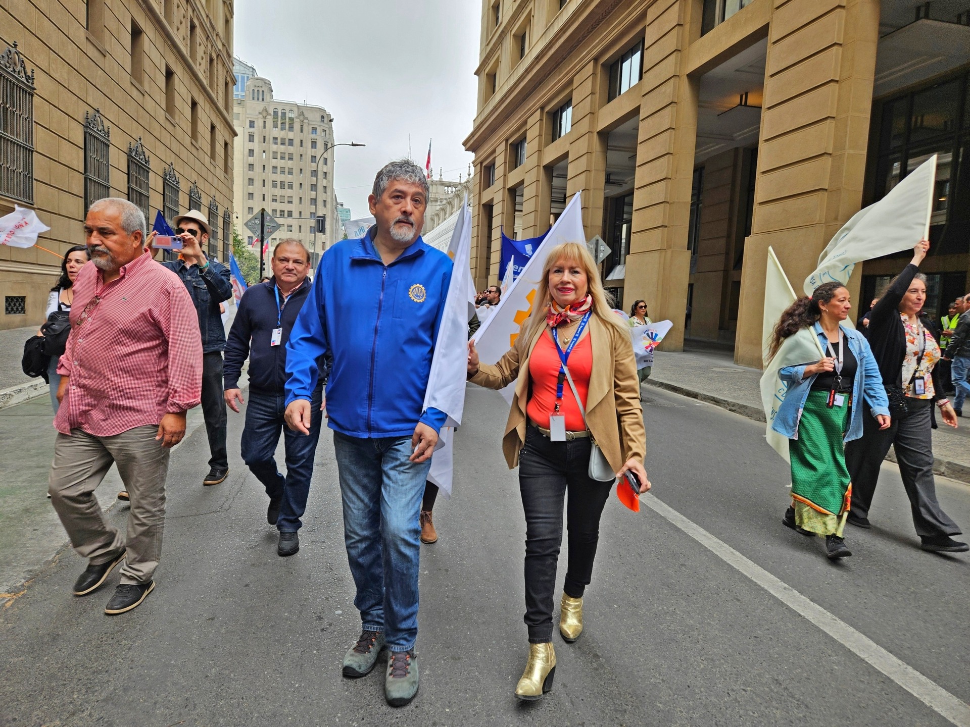 ANFINE participa en entrega de propuesta de reajuste de la MSP CUT-ANEF
En la ocasión, dirigentes y dirigentas de la Asociación Nacional de Funcionarios de Tesorerías (ANFINE), estuvieron presentes en el Ministerio de Hacienda, respaldando la propuesta y entregando directamente al Ejecutivo las demandas del sector.
La actividad fue encabezada por la CUT y la ANEF, quienes presentaron una propuesta que considera un reajuste real de 2% para el período diciembre 2025 – noviembre 2026, aplicable a la totalidad del sector público, sin exclusiones ni regímenes especiales.
Asimismo, se propone que desde el 1 de diciembre de este año ningún trabajador del sector público reciba menos de $591.483 si es auxiliar, $658.265 si es administrativo y $700.241 si es técnico, junto con un bono mensual de $63.502 para quienes tengan una remuneración bruta igual o inferior a $705.768, además de mejoras a los bonos de Navidad, Fiestas Patrias, vacaciones y otros beneficios.
En cuanto al bono por término de negociación, la propuesta plantea $300.000 para quienes perciben hasta $987.277 líquidos, y $200.000 para quienes superen ese monto. La primera reunión formal entre el sector público y el Gobierno para abordar esta negociación se realizará el jueves 4 de diciembre, en el Ministerio de Hacienda.