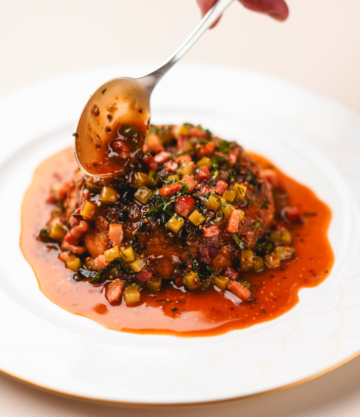 “Toad in the Hole”, Cumberland sausage, black pudding, smoked bacon and rich charcuterie sauce.
.
.
.
#Corenucopia #Chelsea #ToadInTheHole #Sausage #BlackPudding #NewOpening #London #Restaurant #Chef #OnTheTable #ClareSmyth #Yorkshire #Pudding #Classic #Luxury #Bistro #Weekend #Sunday @foodstorymedialtd