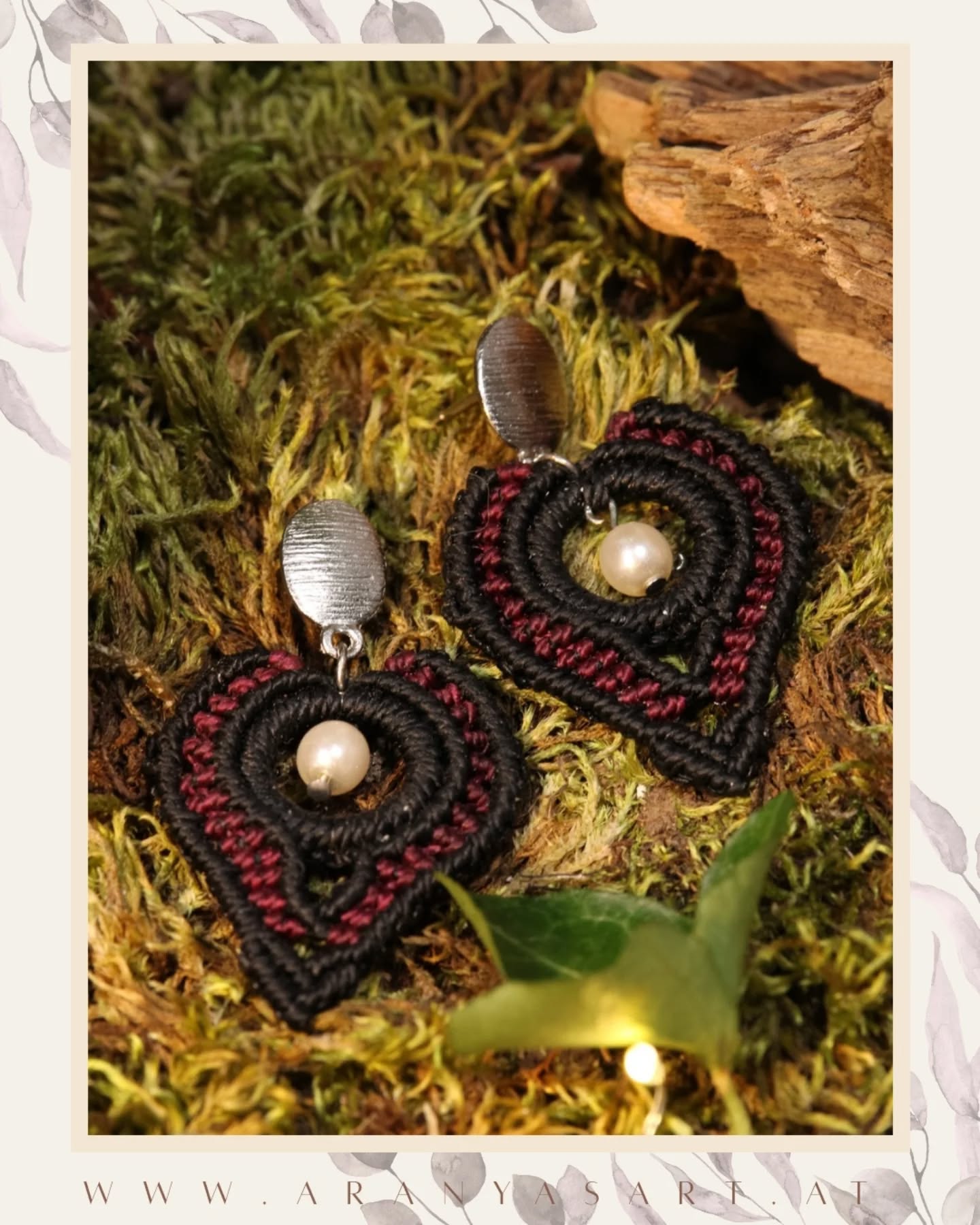 Einen wunderschönen guten Morgen,
Hinter dem Türchen 9, erwartet dich heute dieses Ohrring-Paar
"Passion"
Ich liebe diese Farbkombinationen aus schwarz und Bordeaux Rot, die kleine weiße Kunstwerke in der Mitte gibt dem ganzen einen kleinen Kontrast.
Lass dein Herz höher schlagen! ❤️wie gefallen Dir die "Passion" Ohrringe?
#AranyasArt #makrameeschmuck #weihnachtsgeschenk