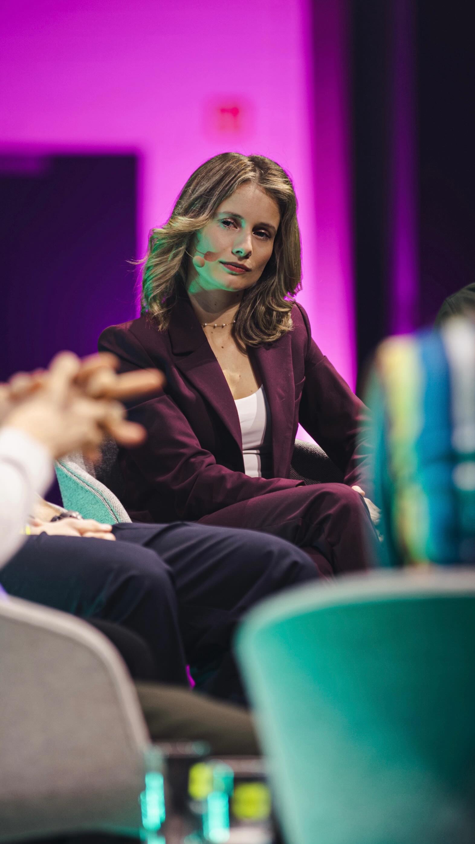 Junge Menschen mit journalistischen und politischen Inhalten erreichen - worauf kommt es dabei an? Darüber habe ich mit @evaschulz , @louisklamroth , @exkuesme , @maximilianoehl und @cars10_official auf der @contentconvention in Mainz gesprochen.
Mein Take: Wir müssen junge Zielgruppen ernst nehmen und dürfen nicht glauben, dass wir sie mit ein paar lustigen Tänzen zufriedenstellen können. Stattdessen geht es um Inhalte und Kommunikation auf Augenhöhe.
Danke für das lebhafte Gespräch und die vielen interessanten Begegnungen auf der
#concon25 💜