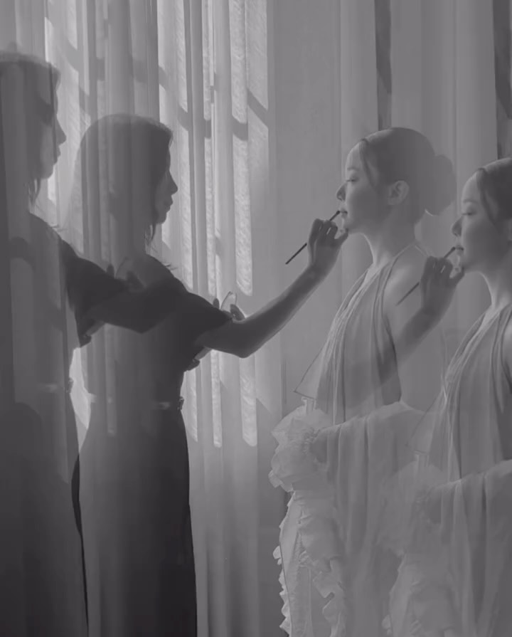 Introducing Jiyoung —
a Paris-based hair & makeup artist blending Korean artistry with French effortless elegance.
Her signature style enhances your natural beauty, helping you feel confident, radiant, and truly yourself on your special day.
For inquiries: contact@jiyoungyangbeauty.com
Image credit 🖤
1. @sparkly.contentcreator
2. @juanjerez
3 & 4. @jeremy.froeliger
#jiyoungyangbeauty #koreanmakeupartistinparis