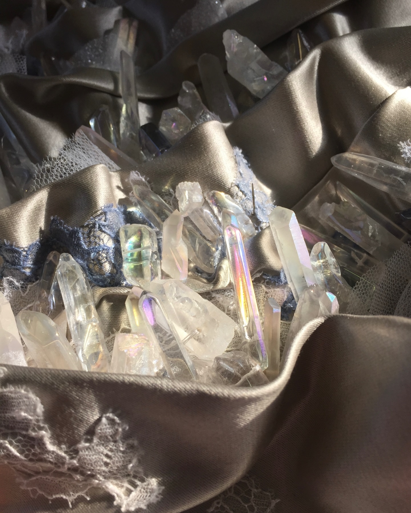 • Effie •
This corset explores a technique built on controlled fluidity. Dramatic draping sweeps across the body, with iridescent crystal shards, both smooth and frosted, gemstone fragments, and hand-painted lace tucked deep into the folds, as though frost is actively growing across the fabric.
By layering structure beneath softness, the piece becomes an interplay of elegance and opulence, where every pleat catches a secret glimmer, crystallizing the moment it touches light.
#EmiahCouture #Emiah_TSW #Effie_TSW #Emiah_Effie